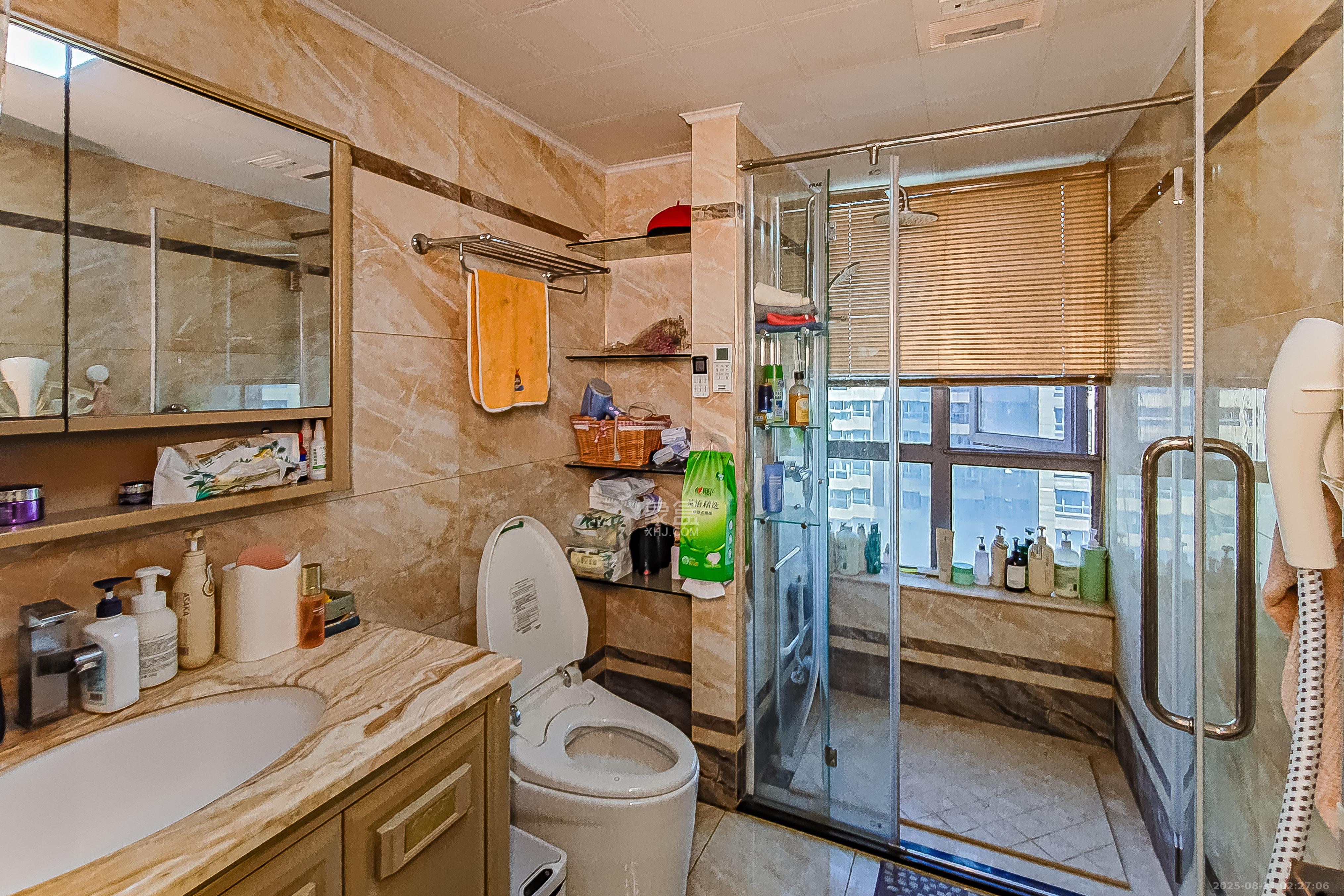 保利国际广场  4室2厅2卫    330.0万卫生间