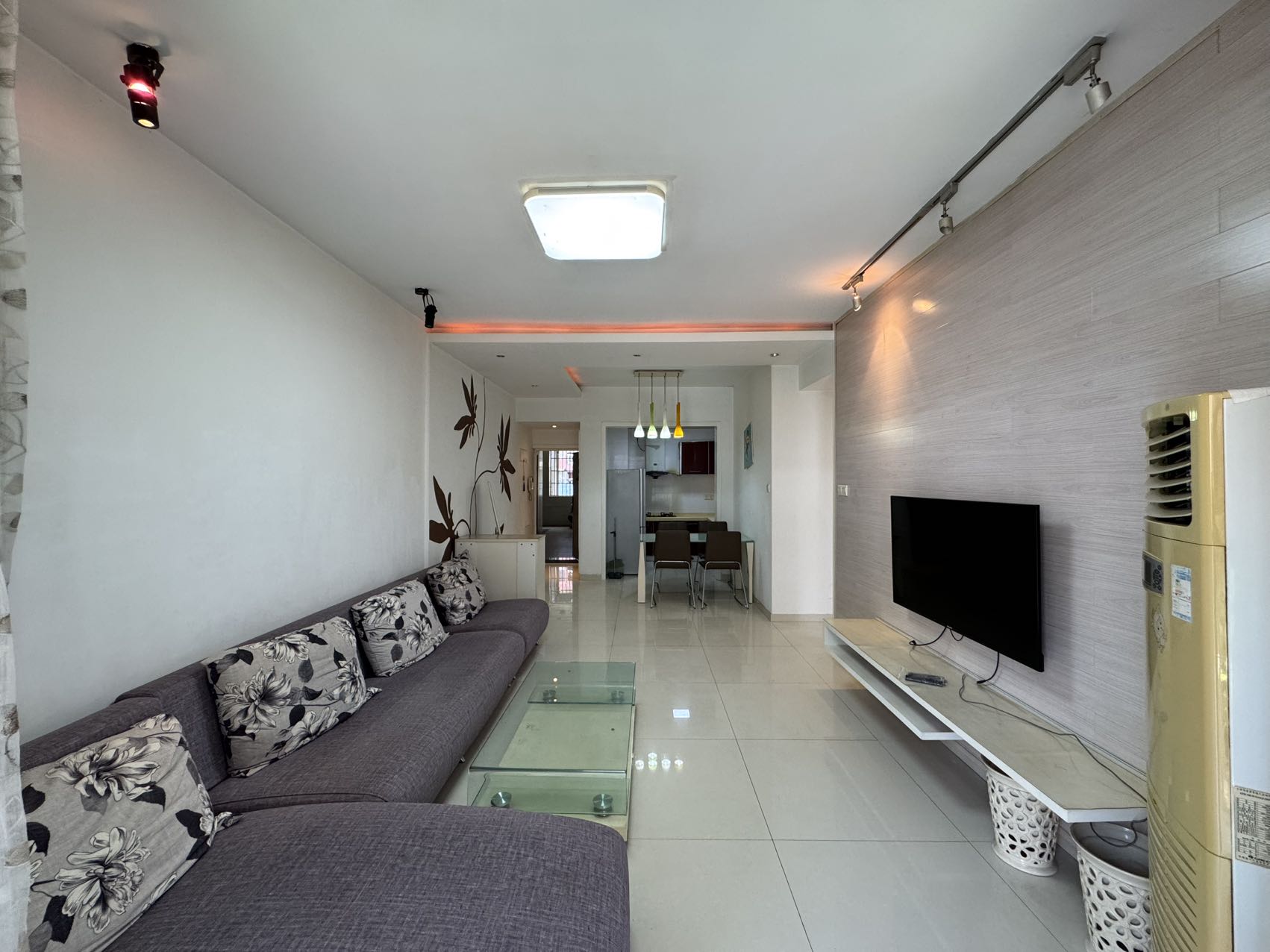 城市风景  2室2厅1卫    32.8万 城市风景  2室2厅1卫    32.8万室内图