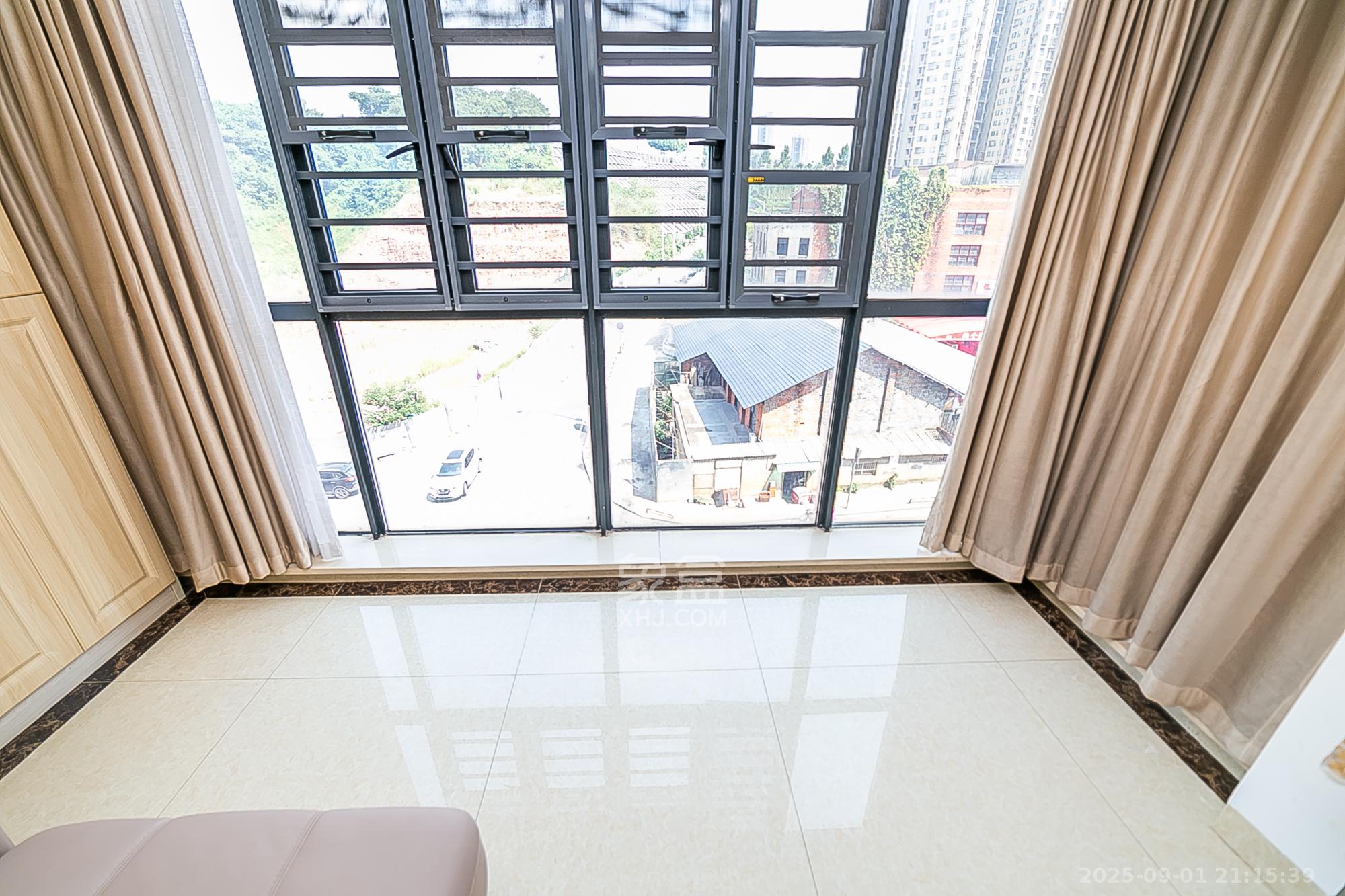 慢步江湾 4室2厅2卫 118.0万 慢步江湾 4室2厅2卫 118.0万阳台