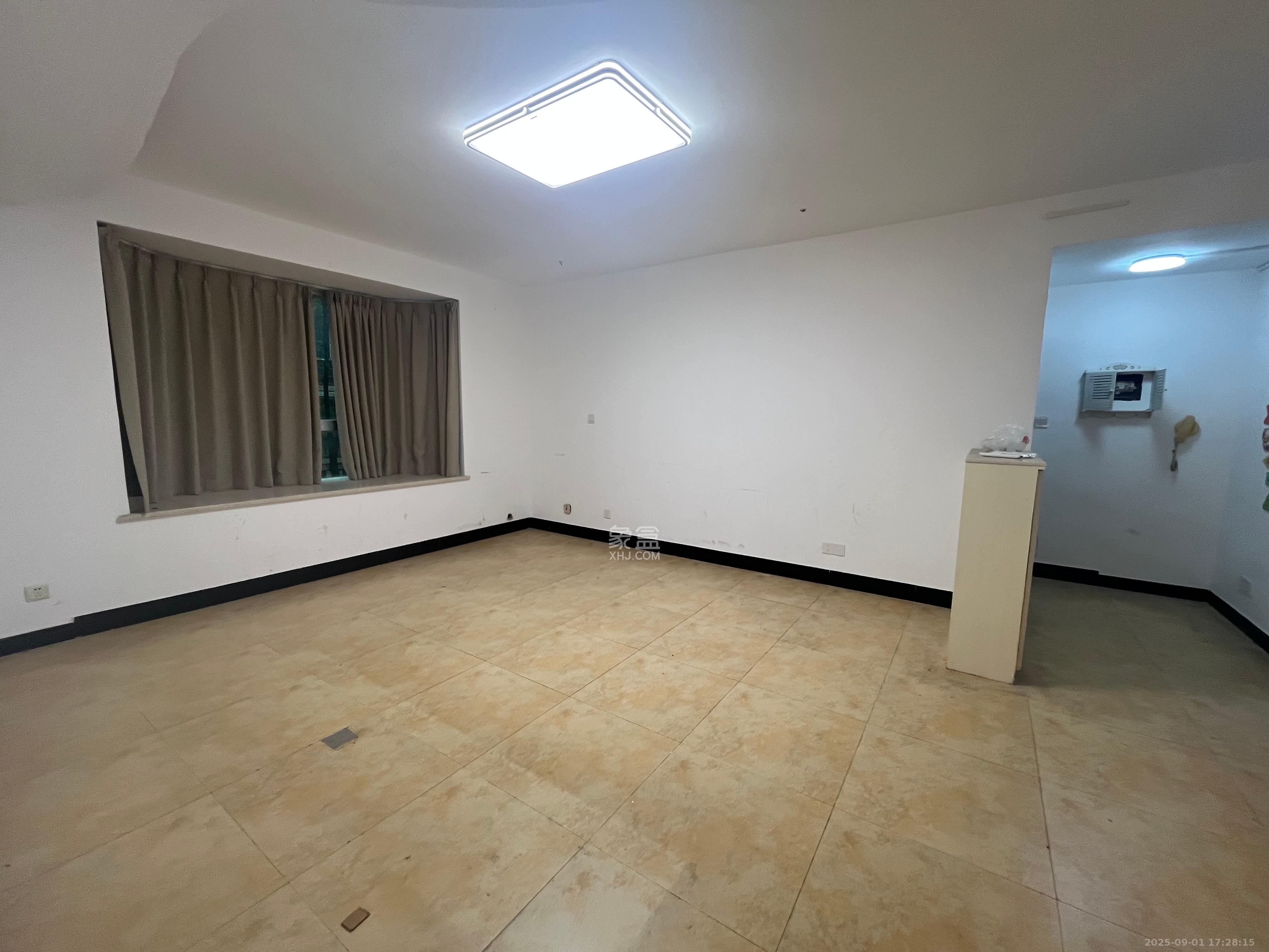 金秋小区 3室2厅1卫 2600.0元/月 金秋小区 3室2厅1卫 2600.0元/月室内图