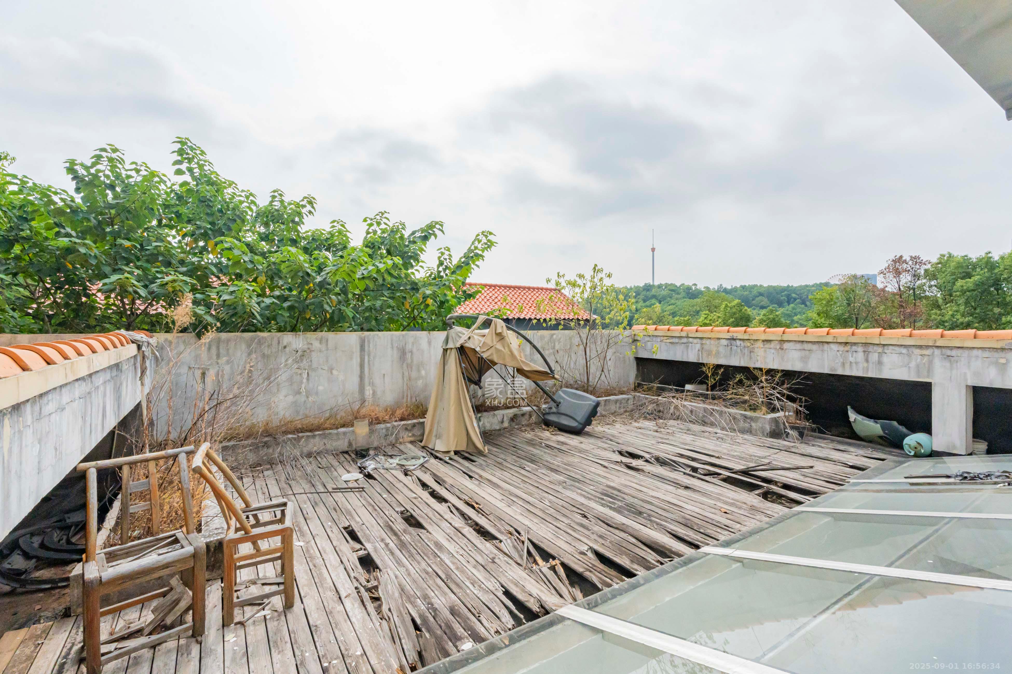 圣爵菲斯  6室3厅1卫    940.0万 圣爵菲斯  6室3厅1卫    940.0万阳台