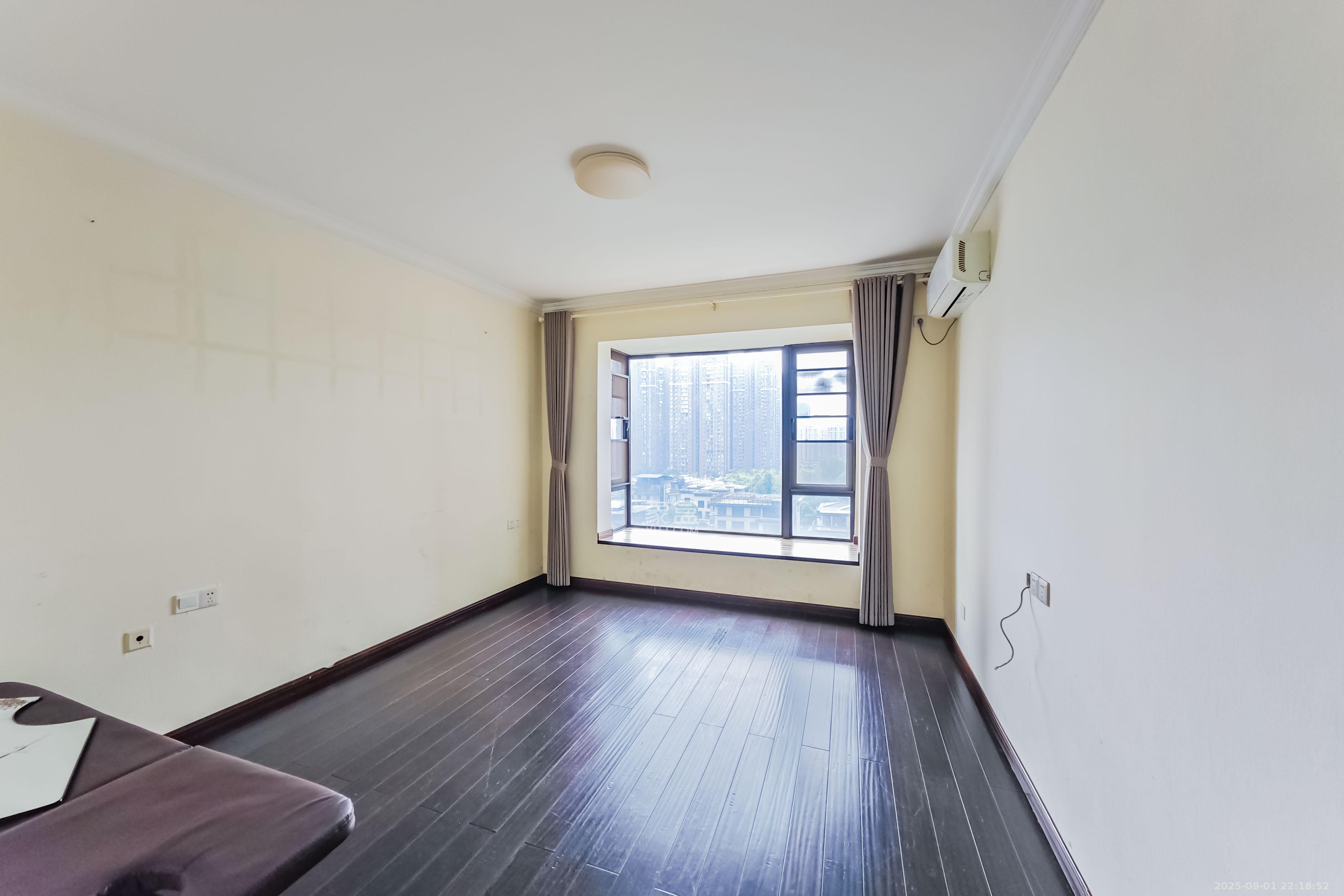 京武浪琴山一、二期  3室2厅2卫    246.0万卧室