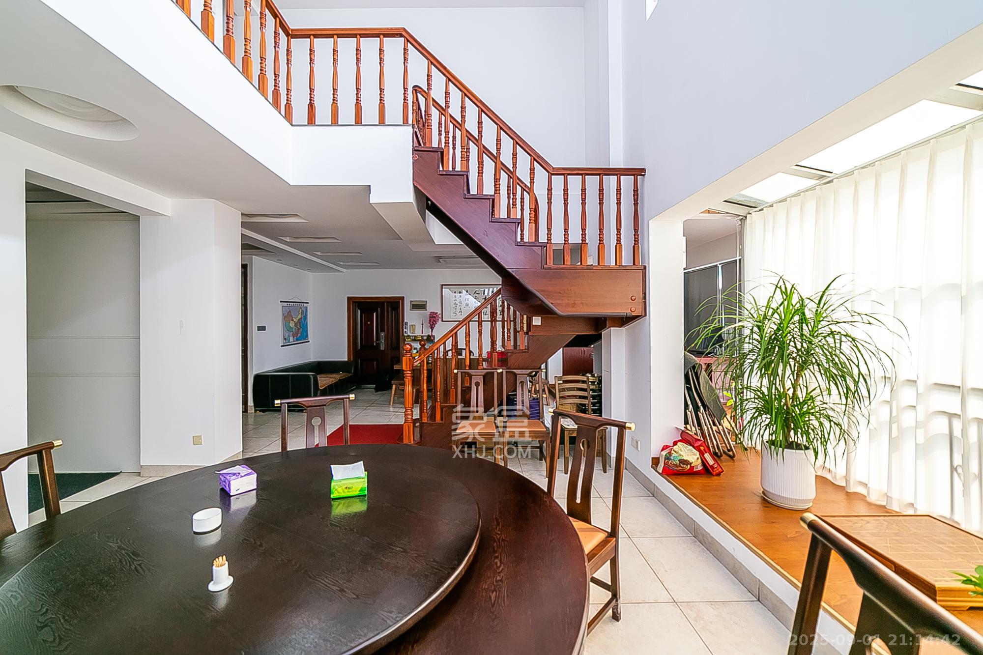 华银园  6室3厅3卫    150.0万客厅