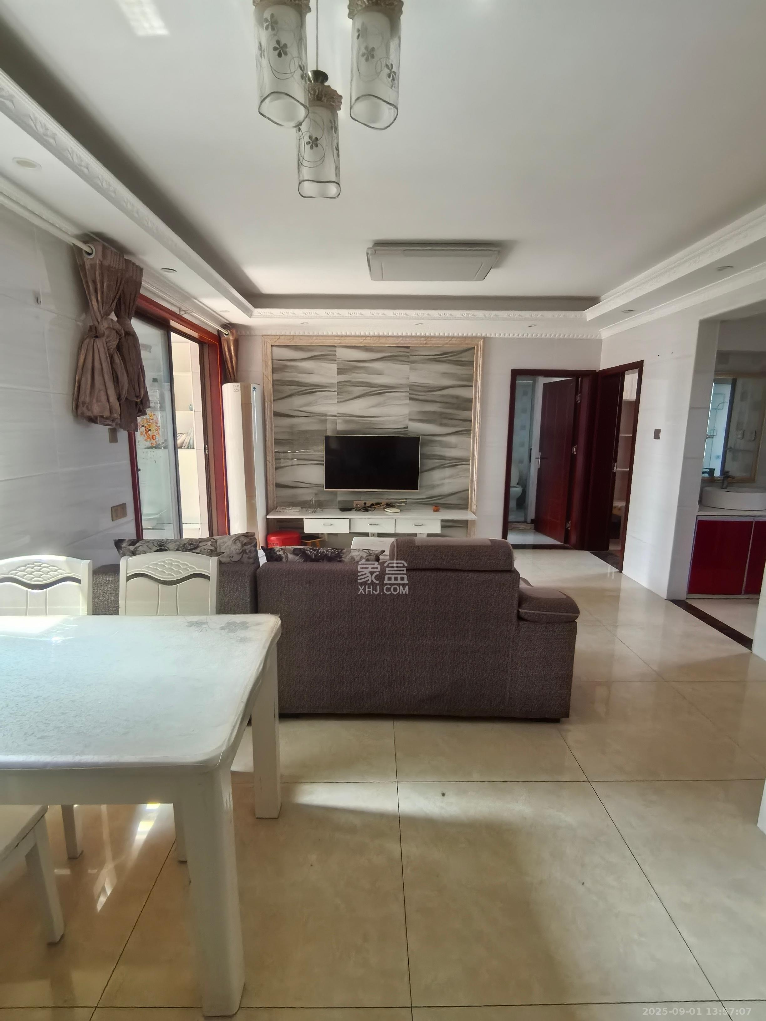 华润置地广场一期  3室2厅2卫    2200.0元/月 华润置地广场一期  3室2厅2卫    2200.0元/月