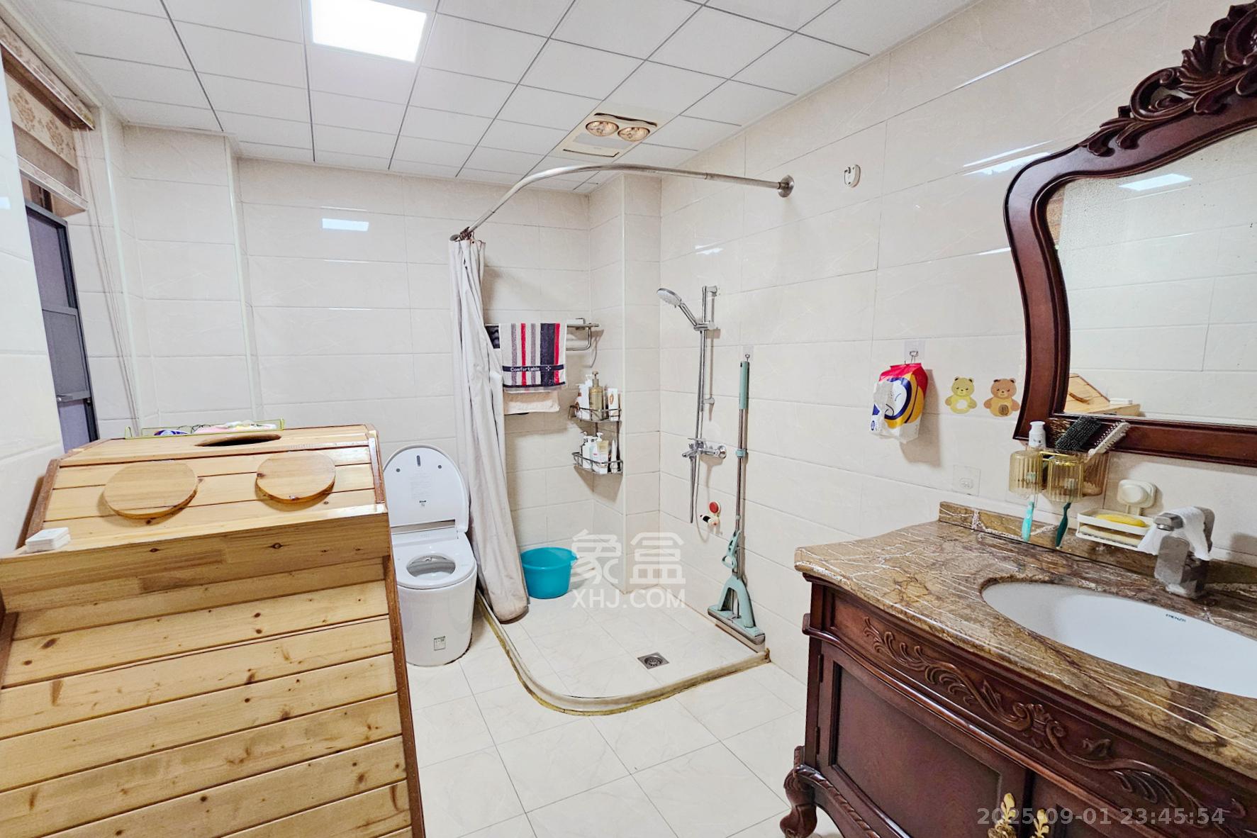 中隆国际御玺 4室2厅2卫 235.5万 中隆国际御玺 4室2厅2卫 235.5万卫生间