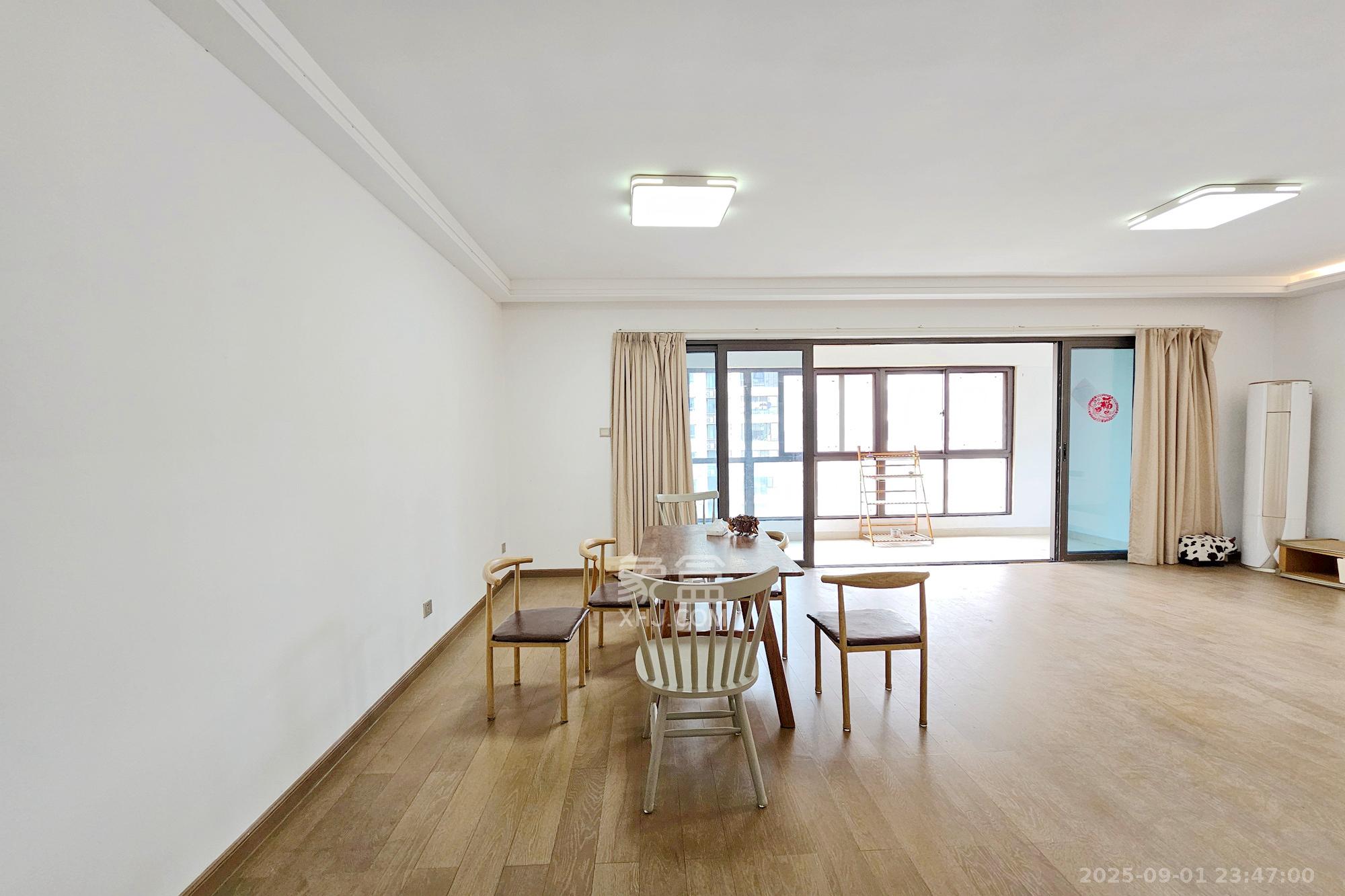 阳光城尚东湾蓝莓苑  4室2厅2卫    130.0万 阳光城尚东湾蓝莓苑  4室2厅2卫    130.0万客厅