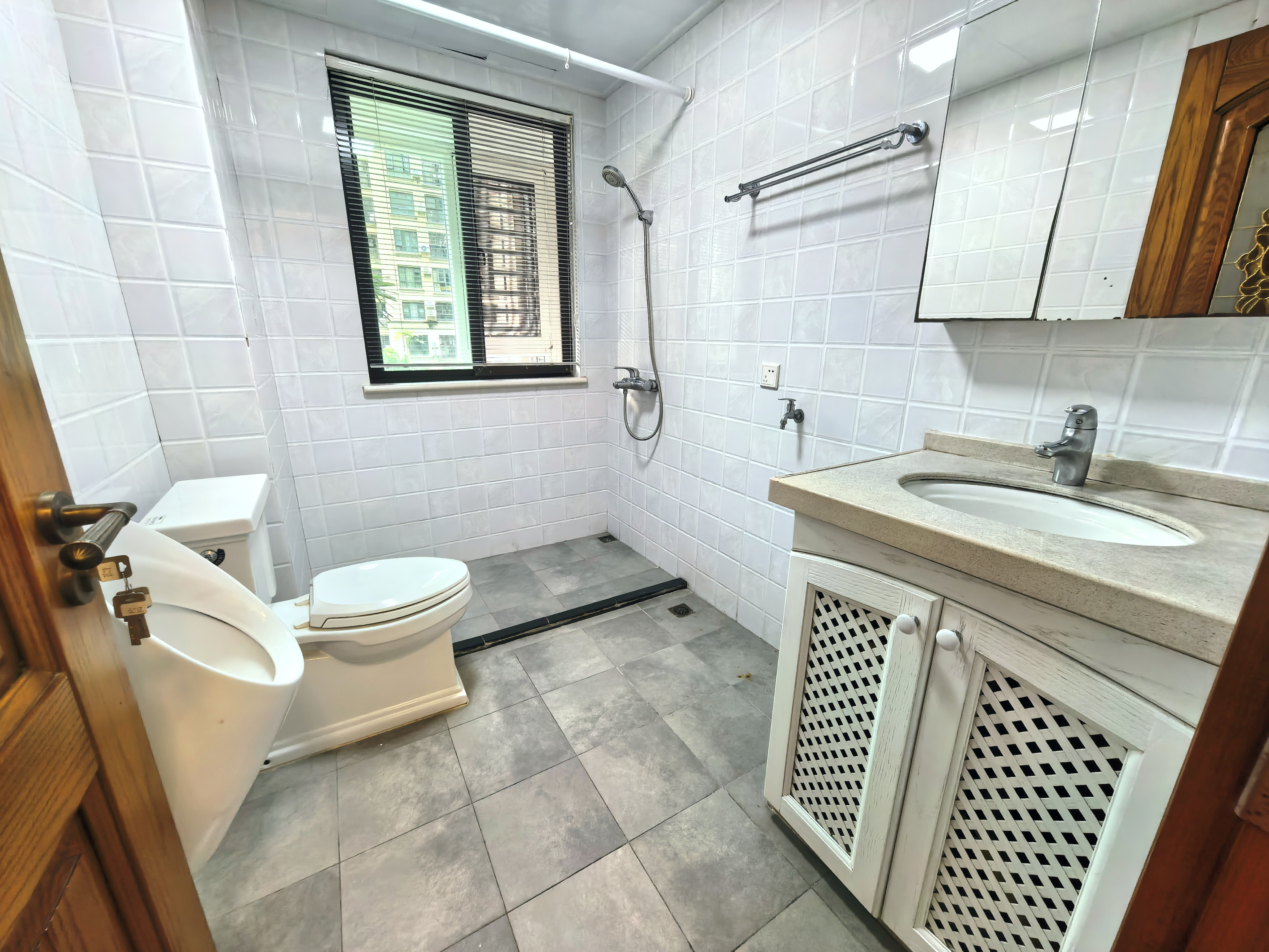 江畔人家 3室2厅2卫 3200.0元/月 江畔人家 3室2厅2卫 3200.0元/月室内图