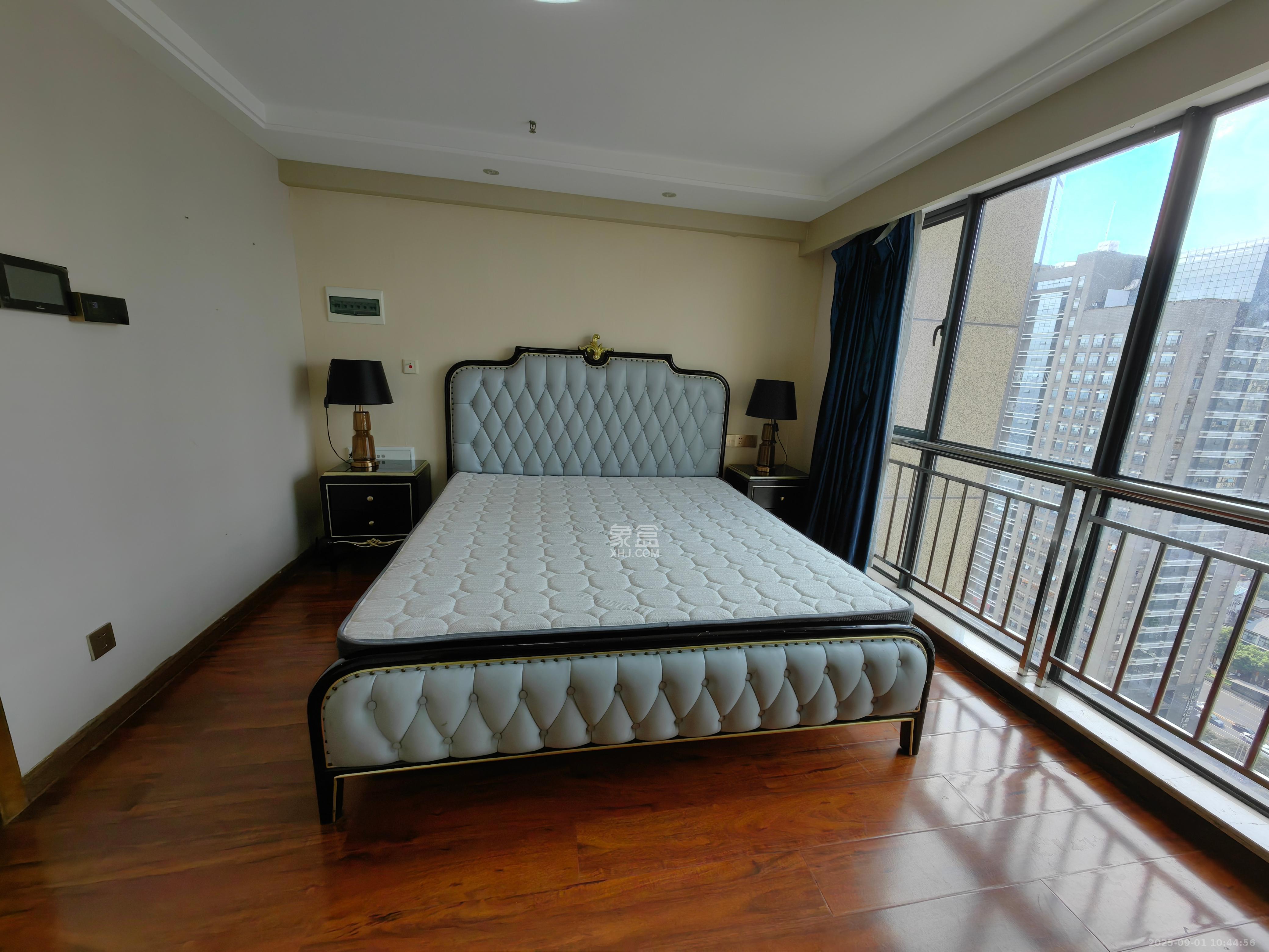 五一钻界  1室1厅1卫    2500.0元/月室内图