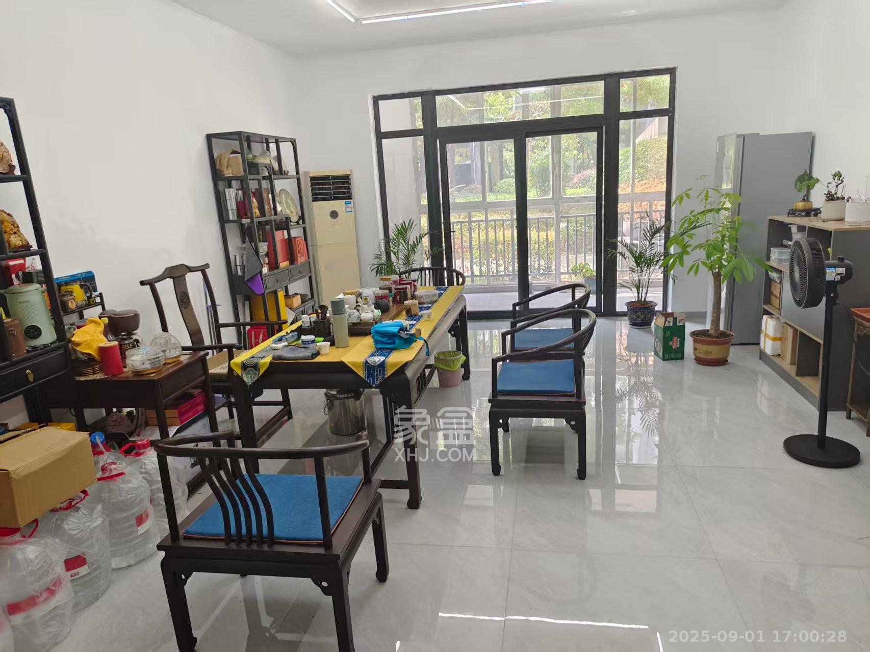 长房东郡  4室2厅2卫    5000.0元/月 长房东郡  4室2厅2卫    5000.0元/月