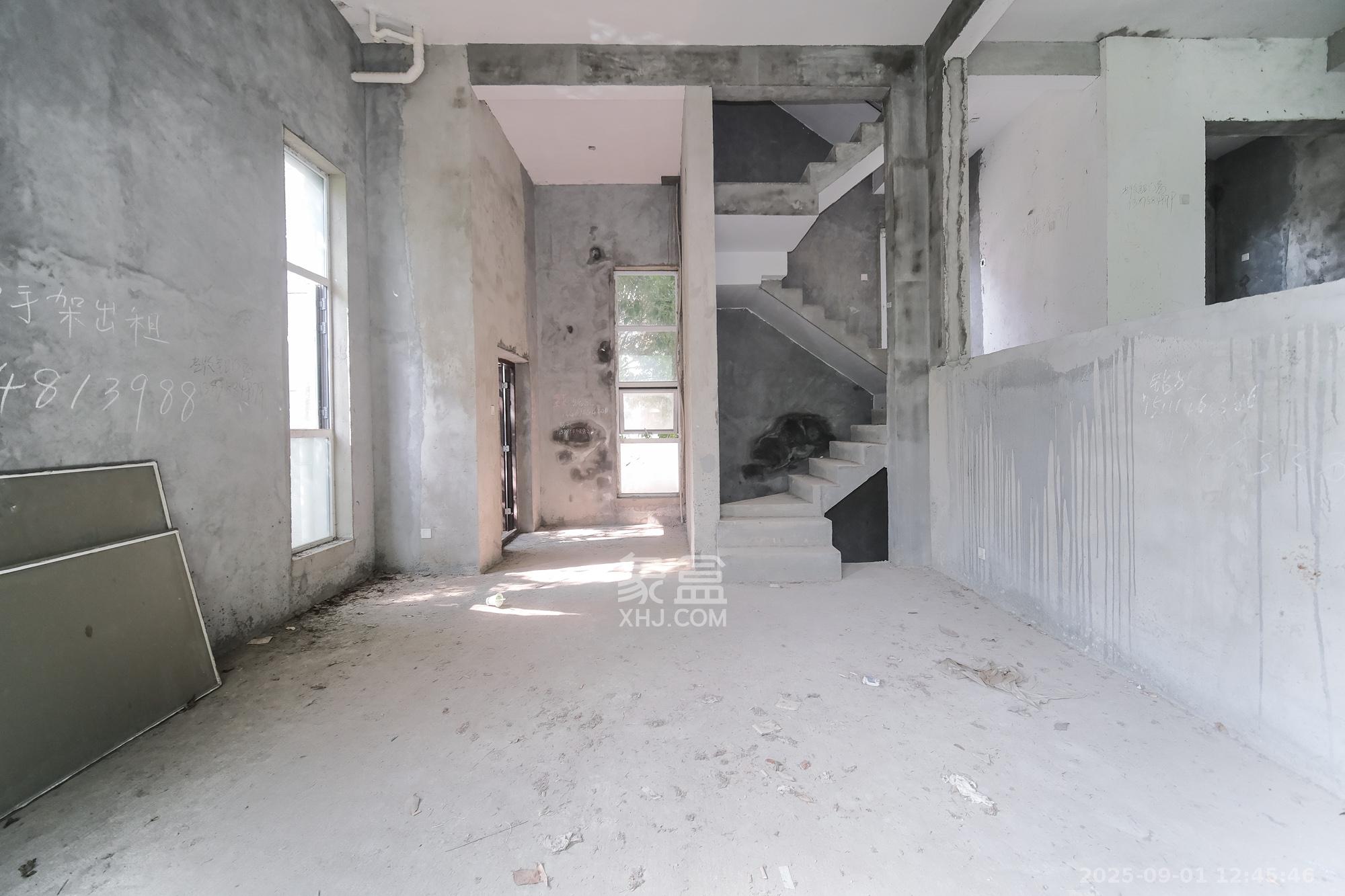 山水湾  6室3厅3卫    438.0万 山水湾  6室3厅3卫    438.0万客厅