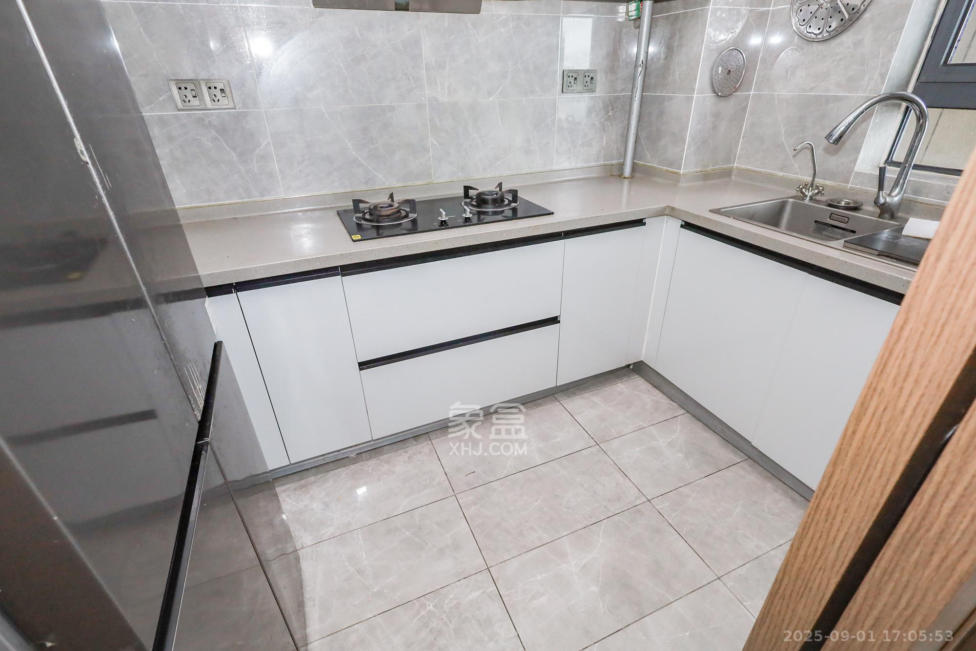 卓越中寰 4室2厅2卫 225.0万 卓越中寰 4室2厅2卫 225.0万厨房