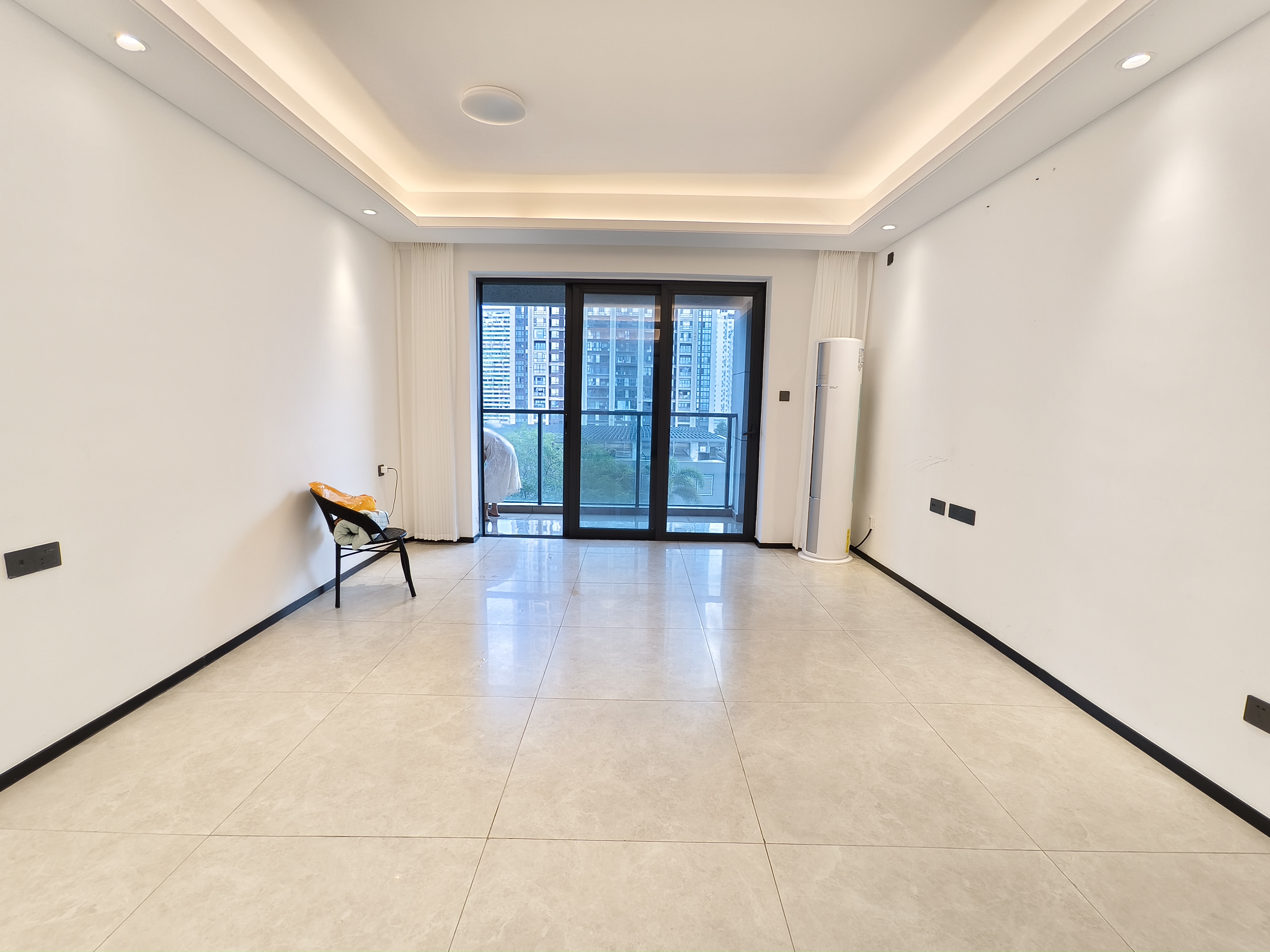 华润中心三期 4室2厅2卫 300.0万 华润中心三期 4室2厅2卫 300.0万室内图