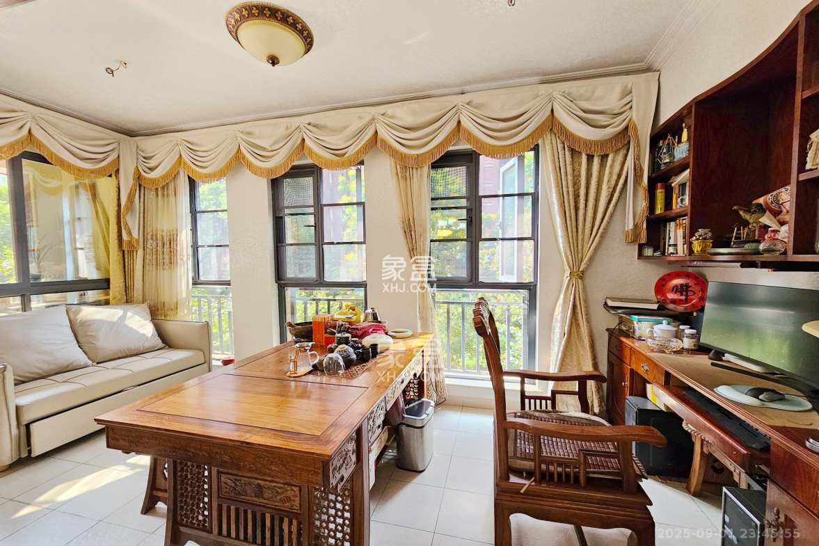 中隆国际御玺 4室2厅2卫 235.5万 中隆国际御玺 4室2厅2卫 235.5万阳台