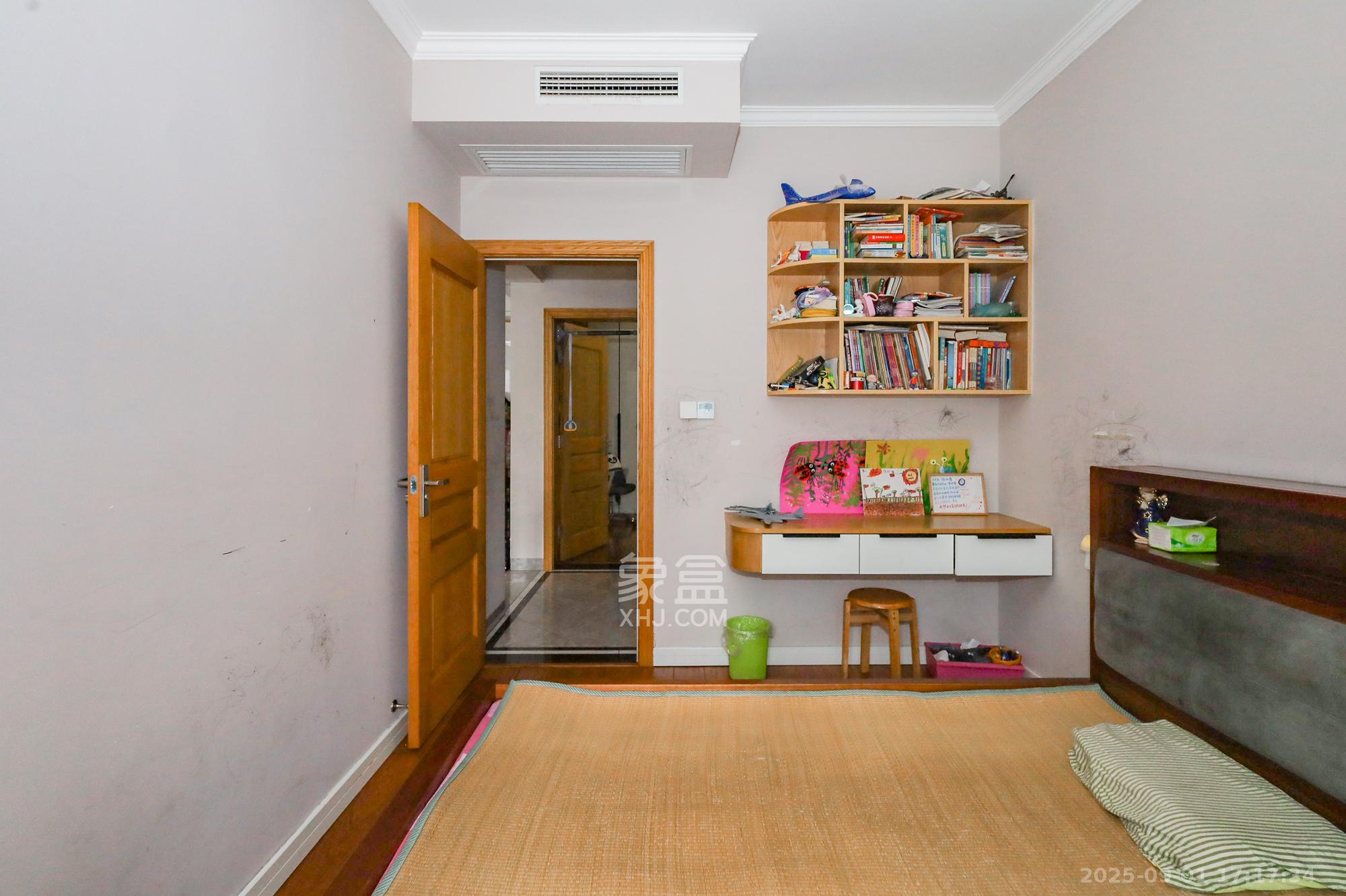 八方小区C区  3室2厅2卫    338.0万卧室