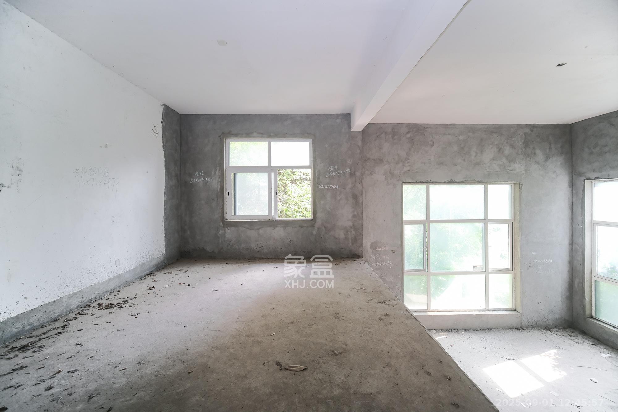 山水湾  6室3厅3卫    438.0万 山水湾  6室3厅3卫    438.0万客厅