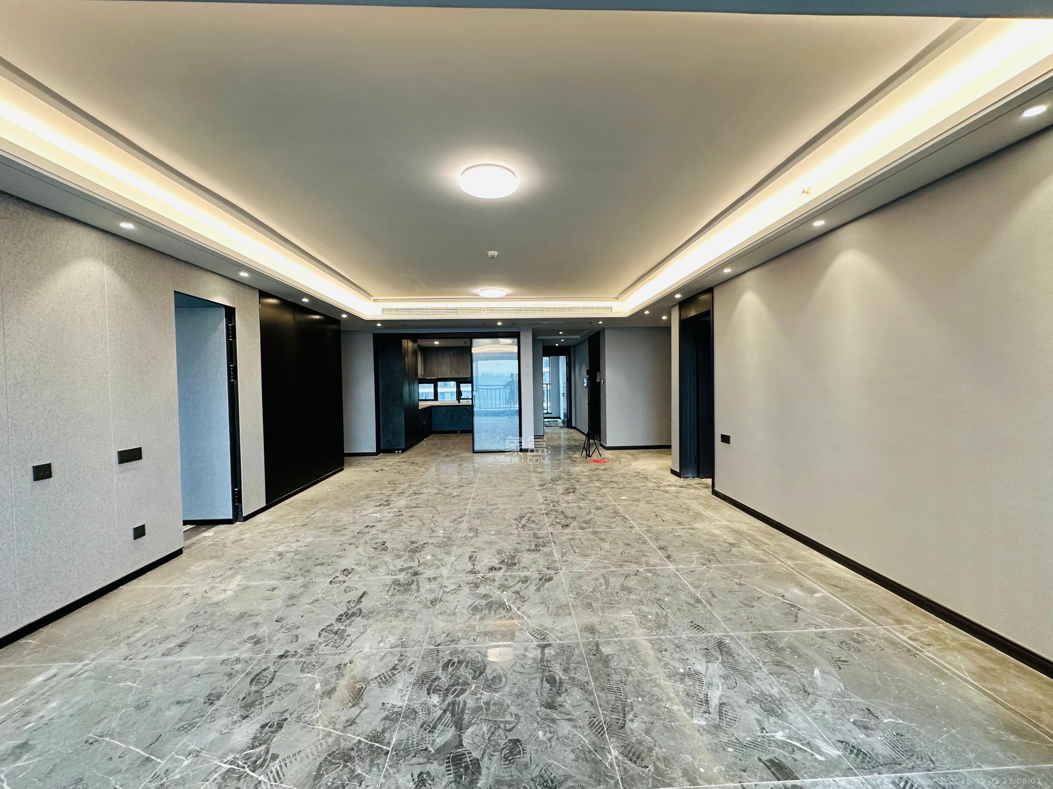 绿地麓云国际一期 6室2厅3卫 7500.0元/月 绿地麓云国际一期 6室2厅3卫 7500.0元/月室内图