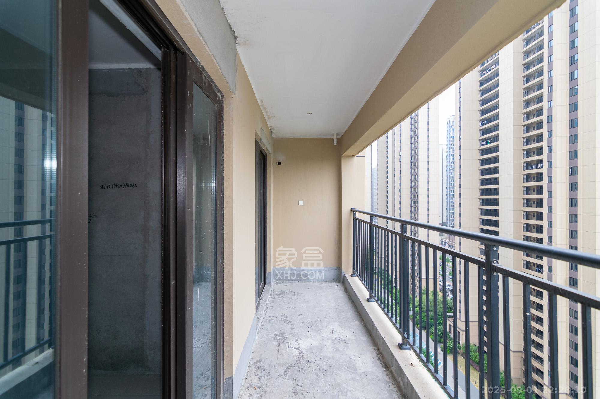 金辉优步学府 3室2厅2卫 58.0万 金辉优步学府 3室2厅2卫 58.0万阳台