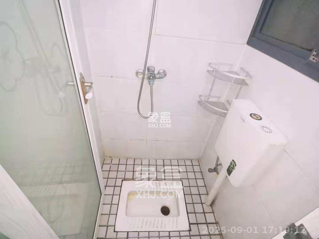 红公馆(前程丽景大厦)  1室2厅4卫    1300.0元/月 红公馆(前程丽景大厦)  1室2厅4卫    1300.0元/月室内图