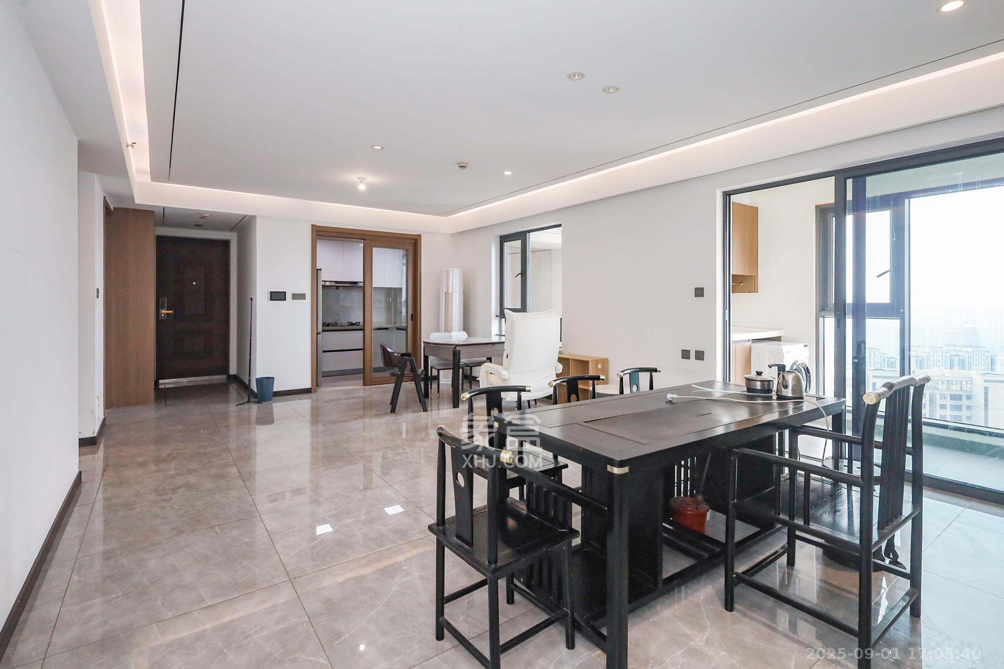 卓越中寰 4室2厅2卫 225.0万 卓越中寰 4室2厅2卫 225.0万客厅