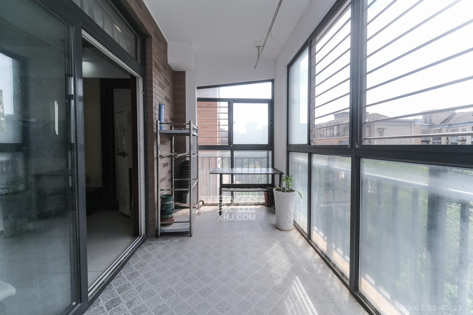 山水湾 4室2厅2卫 90.0万 山水湾 4室2厅2卫 90.0万阳台