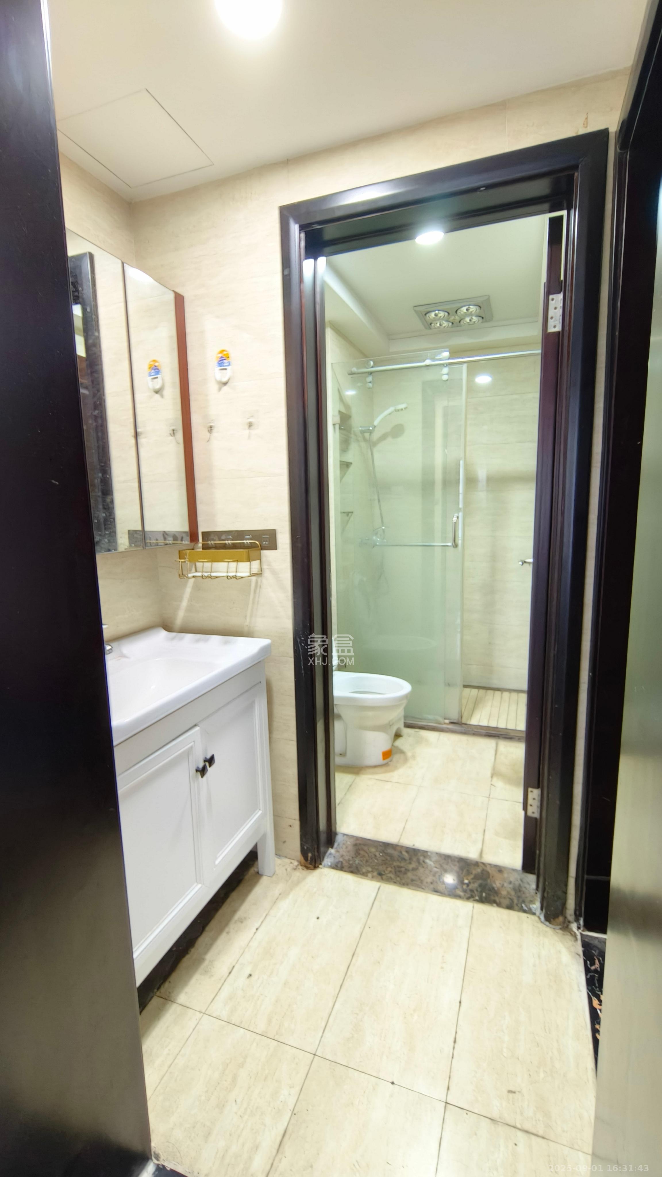 绿地中央广场  3室2厅1卫    2500.0元/月室内图