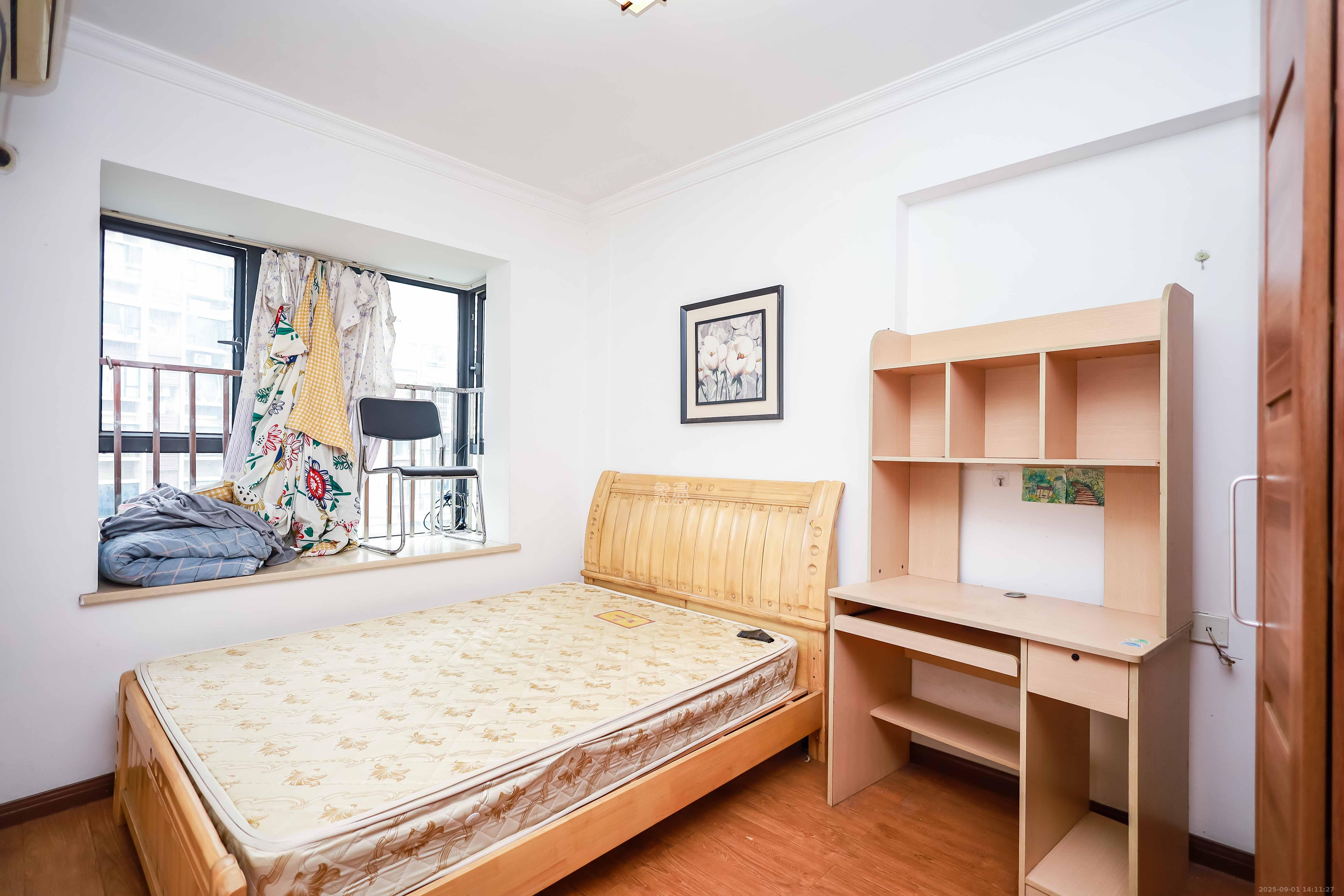 西城龙庭  4室2厅1卫    130.0万卧室