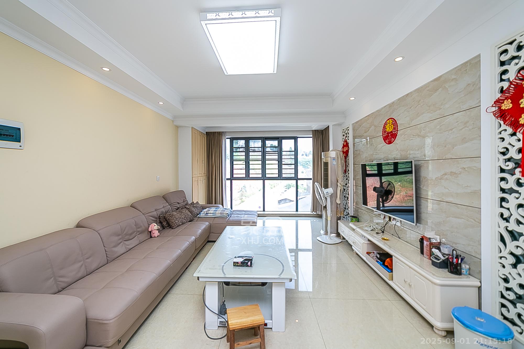 慢步江湾 4室2厅2卫 118.0万 慢步江湾 4室2厅2卫 118.0万客厅