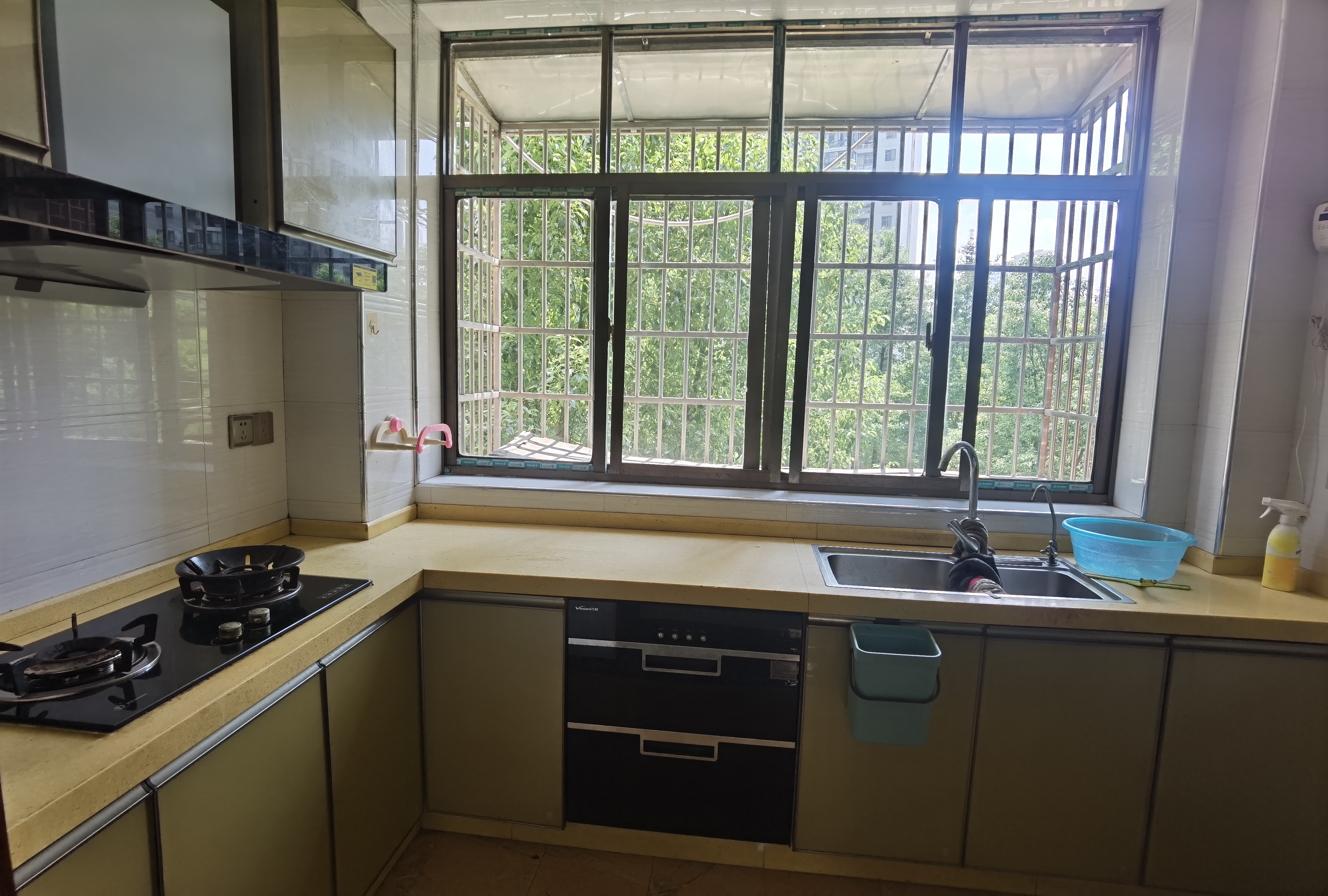 南珠苑  3室2厅2卫    1300.0元/月 南珠苑  3室2厅2卫    1300.0元/月室内图