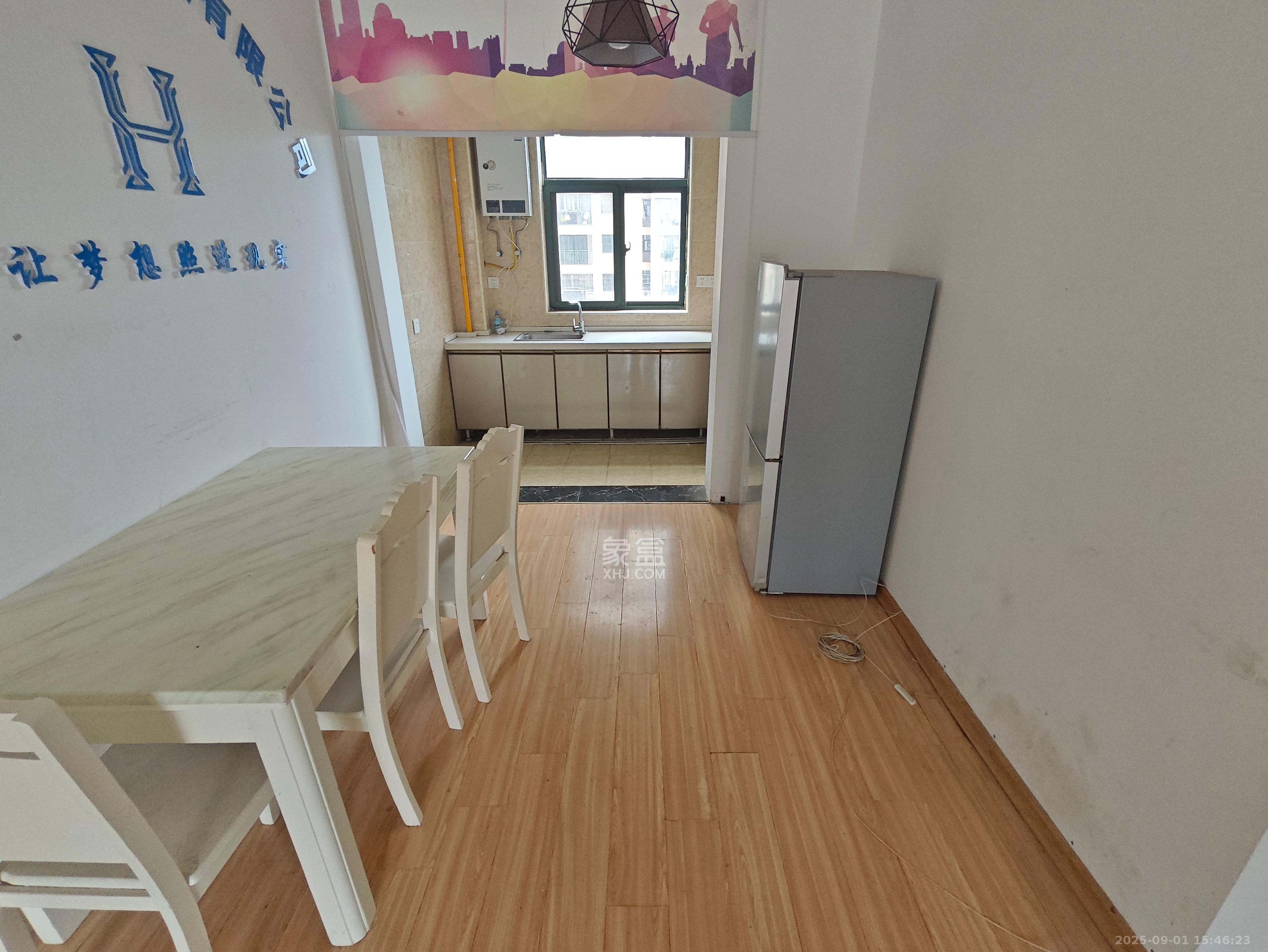 洋湖时代  3室2厅1卫    2100.0元/月室内图