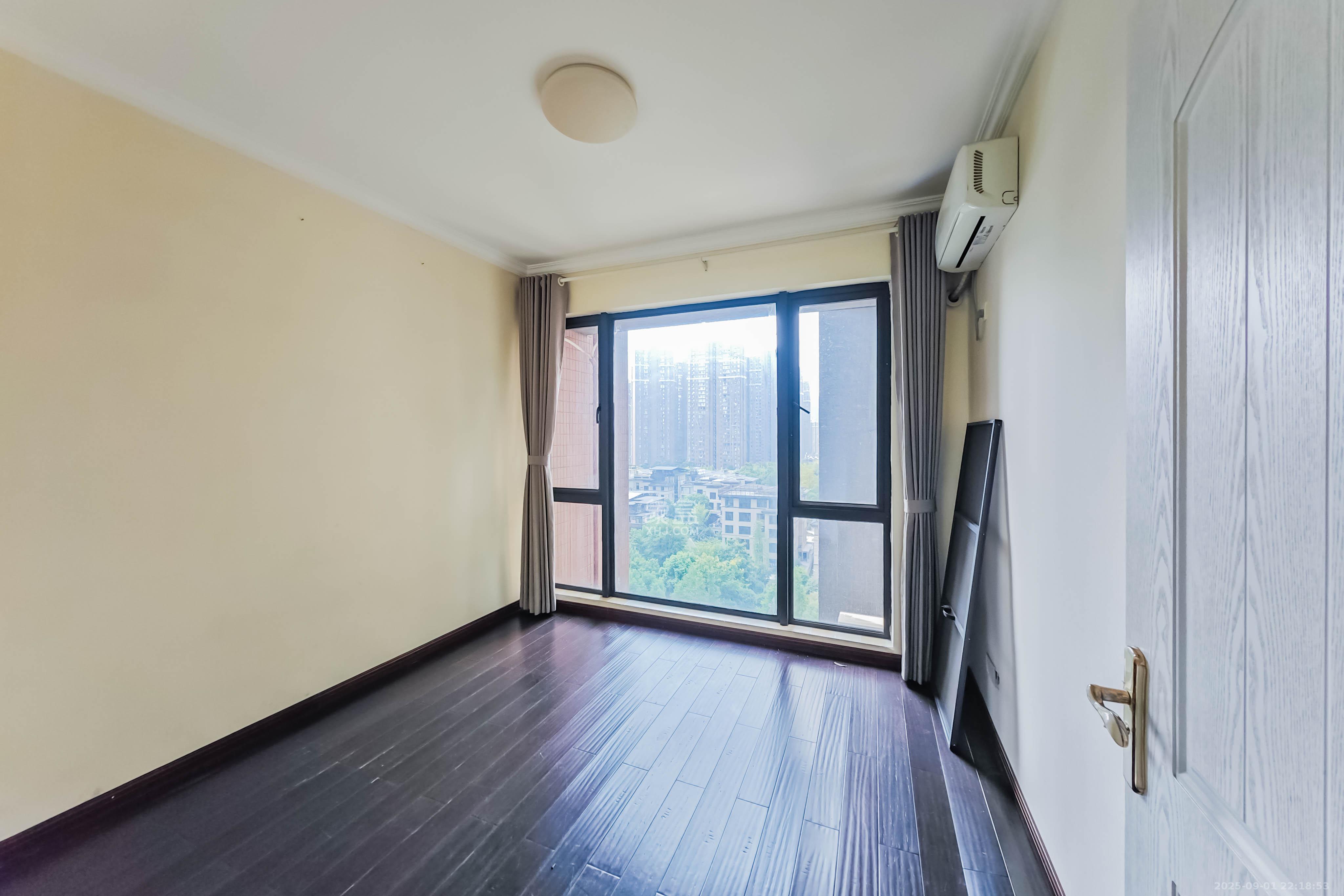 京武浪琴山一、二期  3室2厅2卫    246.0万卧室