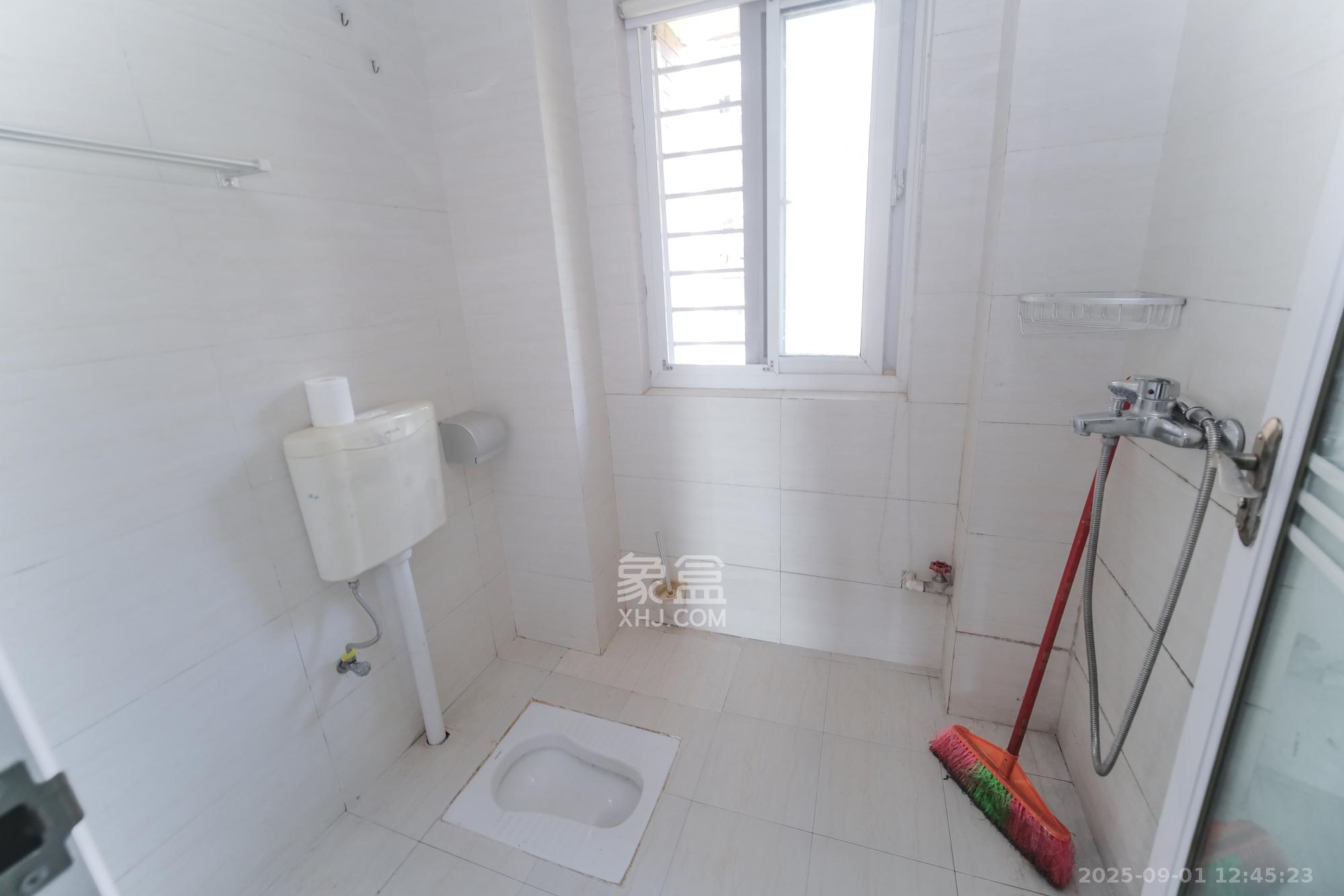 山水湾 4室2厅2卫 90.0万 山水湾 4室2厅2卫 90.0万卫生间