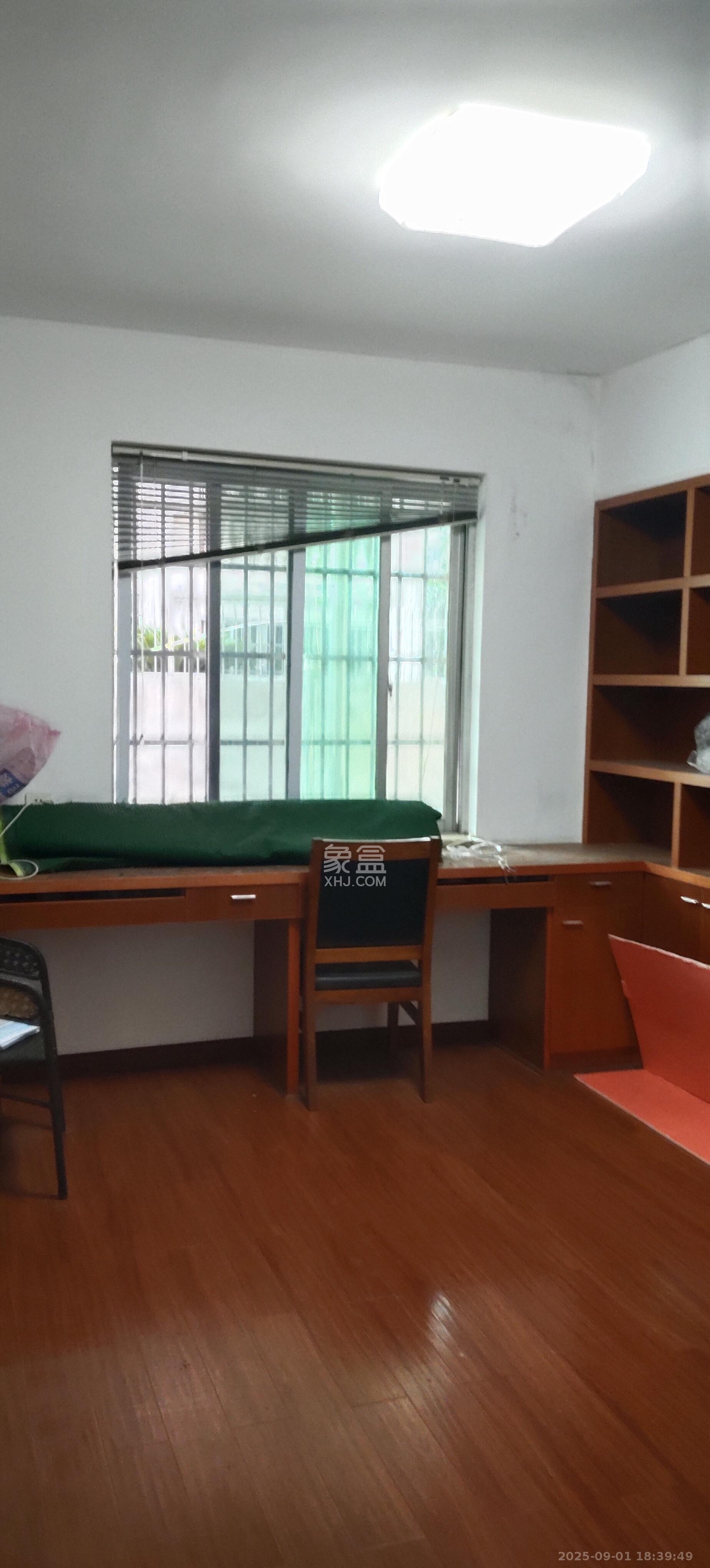 中南汽车世界 2室2厅1卫 1700.0元/月 中南汽车世界 2室2厅1卫 1700.0元/月室内图