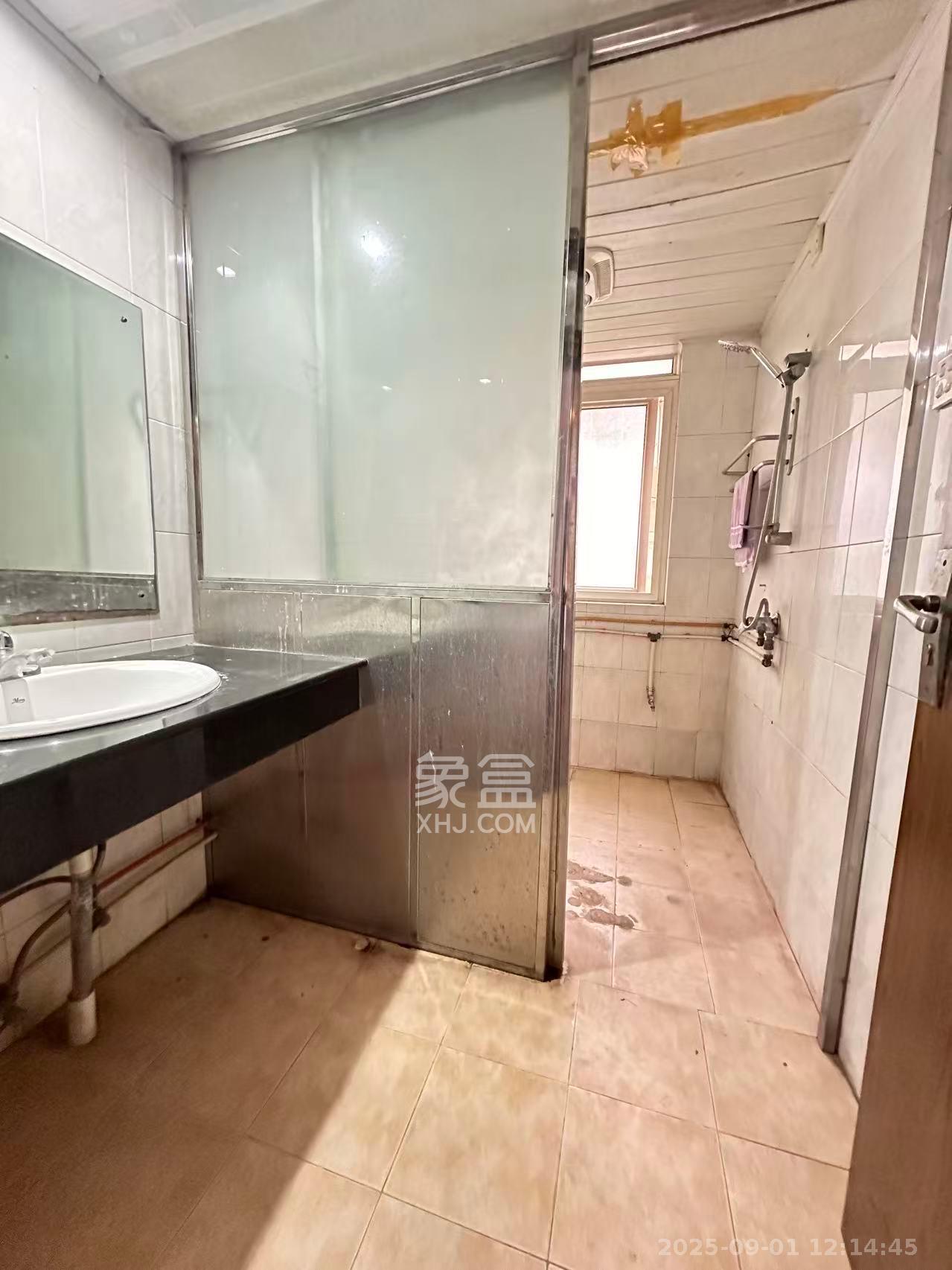 四方小区  4室2厅2卫    2500.0元/月室内图