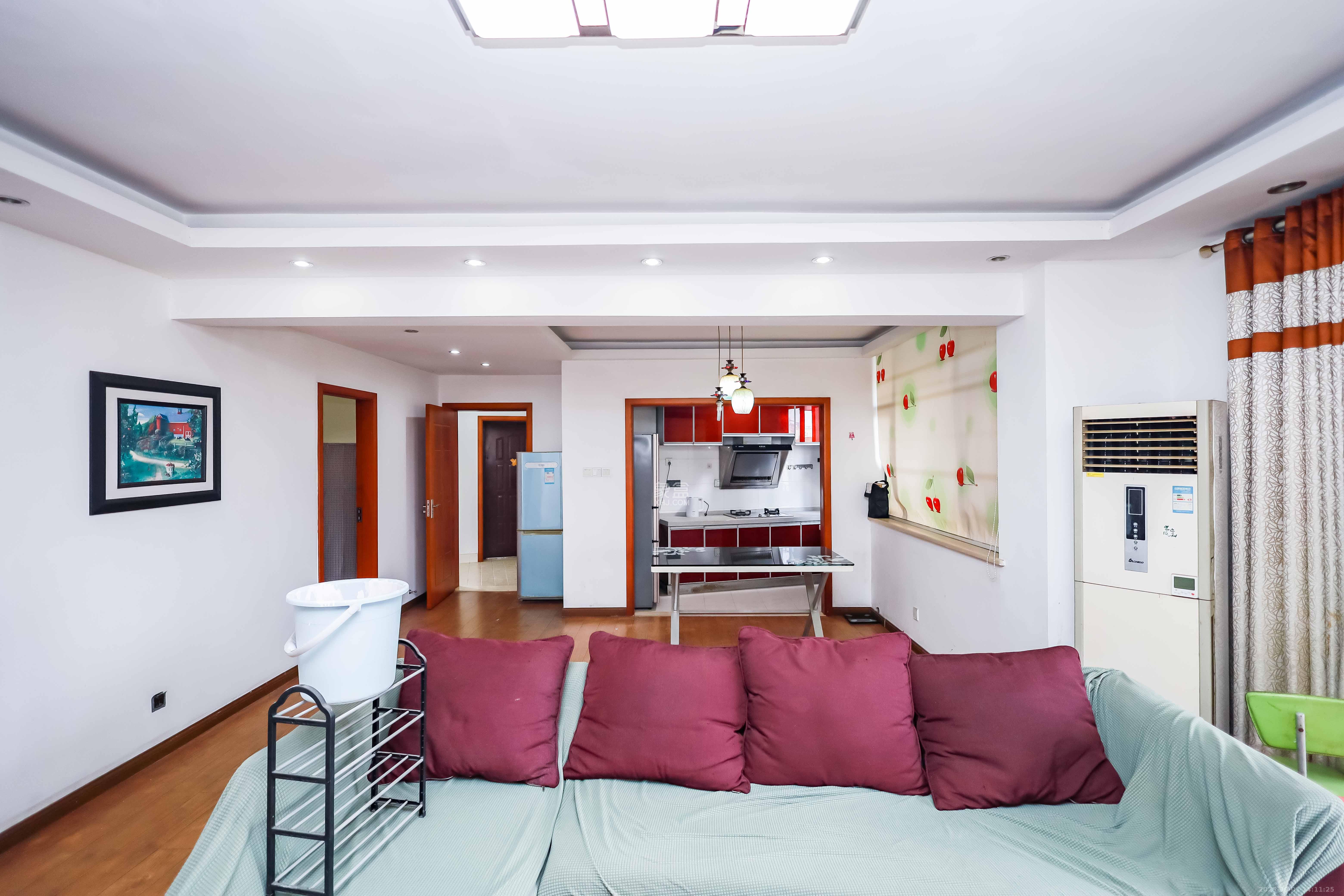 西城龙庭  4室2厅1卫    130.0万客厅