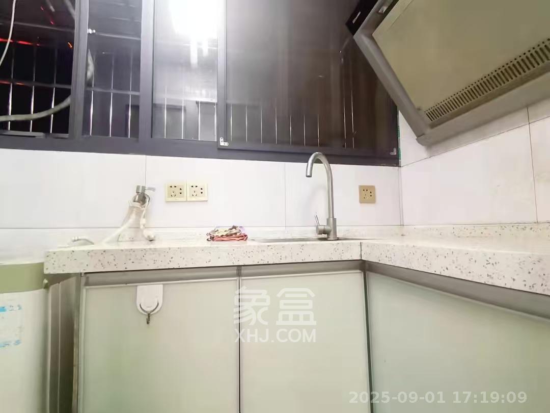 红公馆(前程丽景大厦)  1室2厅4卫    1300.0元/月 红公馆(前程丽景大厦)  1室2厅4卫    1300.0元/月室内图