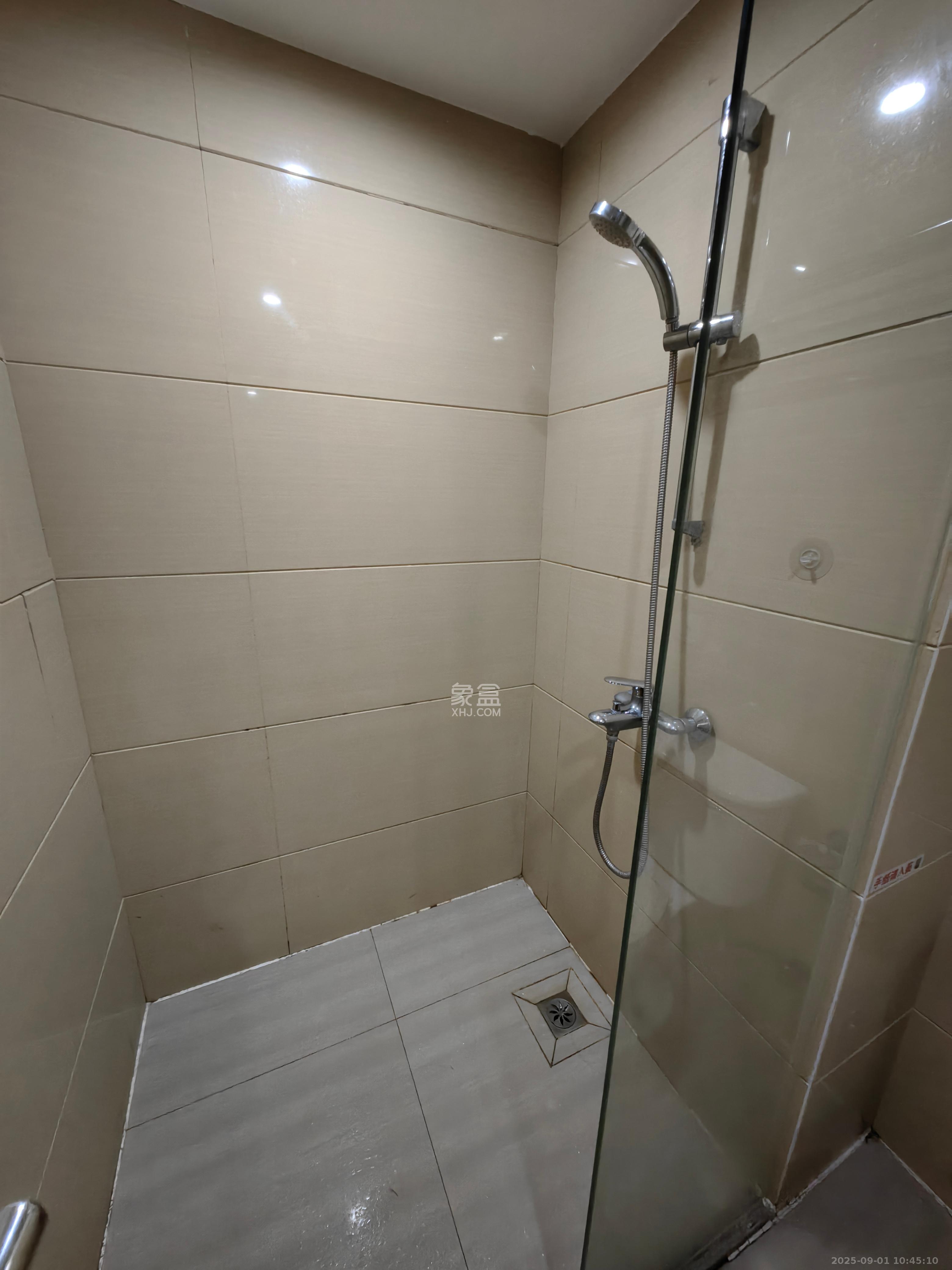 五一钻界  1室1厅1卫    2500.0元/月室内图