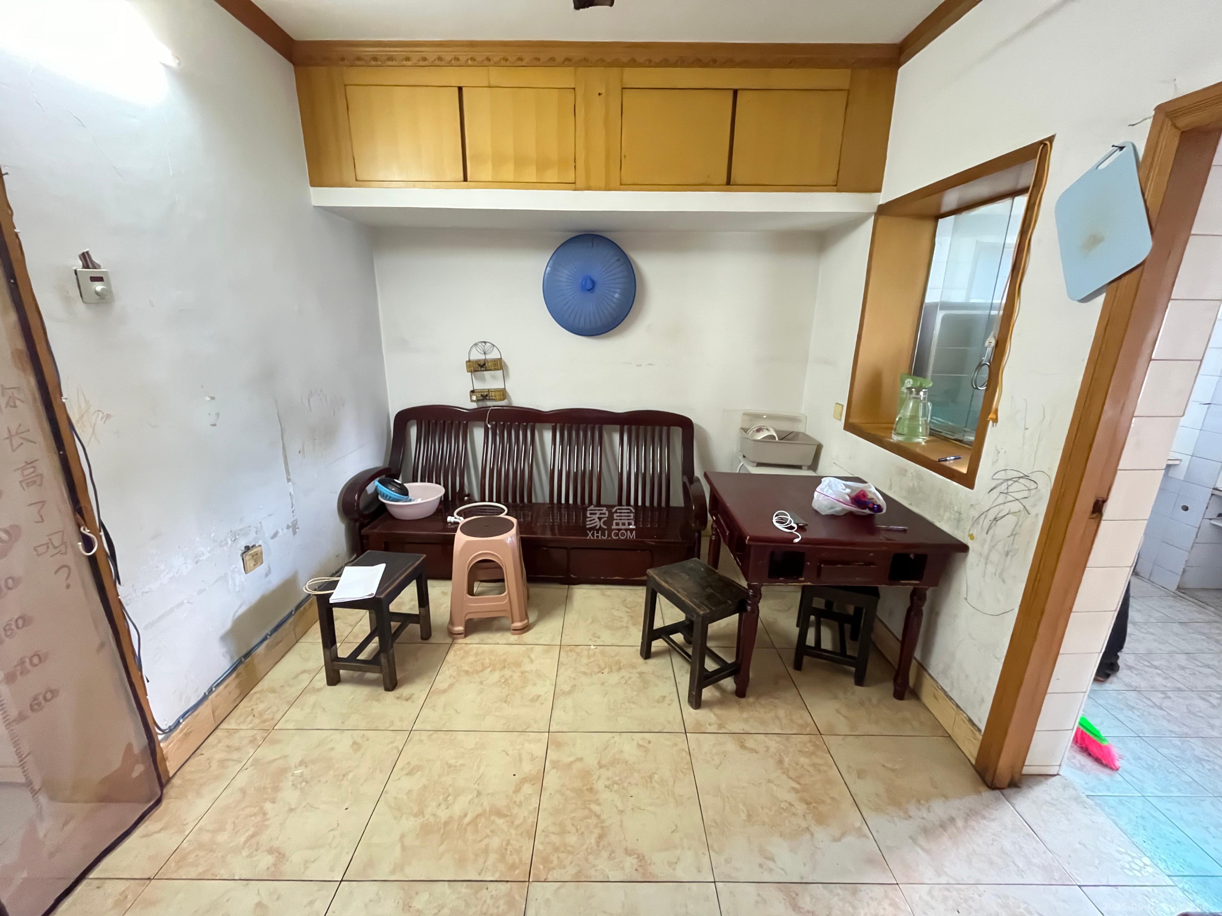 红旗区三片  2室1厅1卫    1000.0元/月 红旗区三片  2室1厅1卫    1000.0元/月室内图