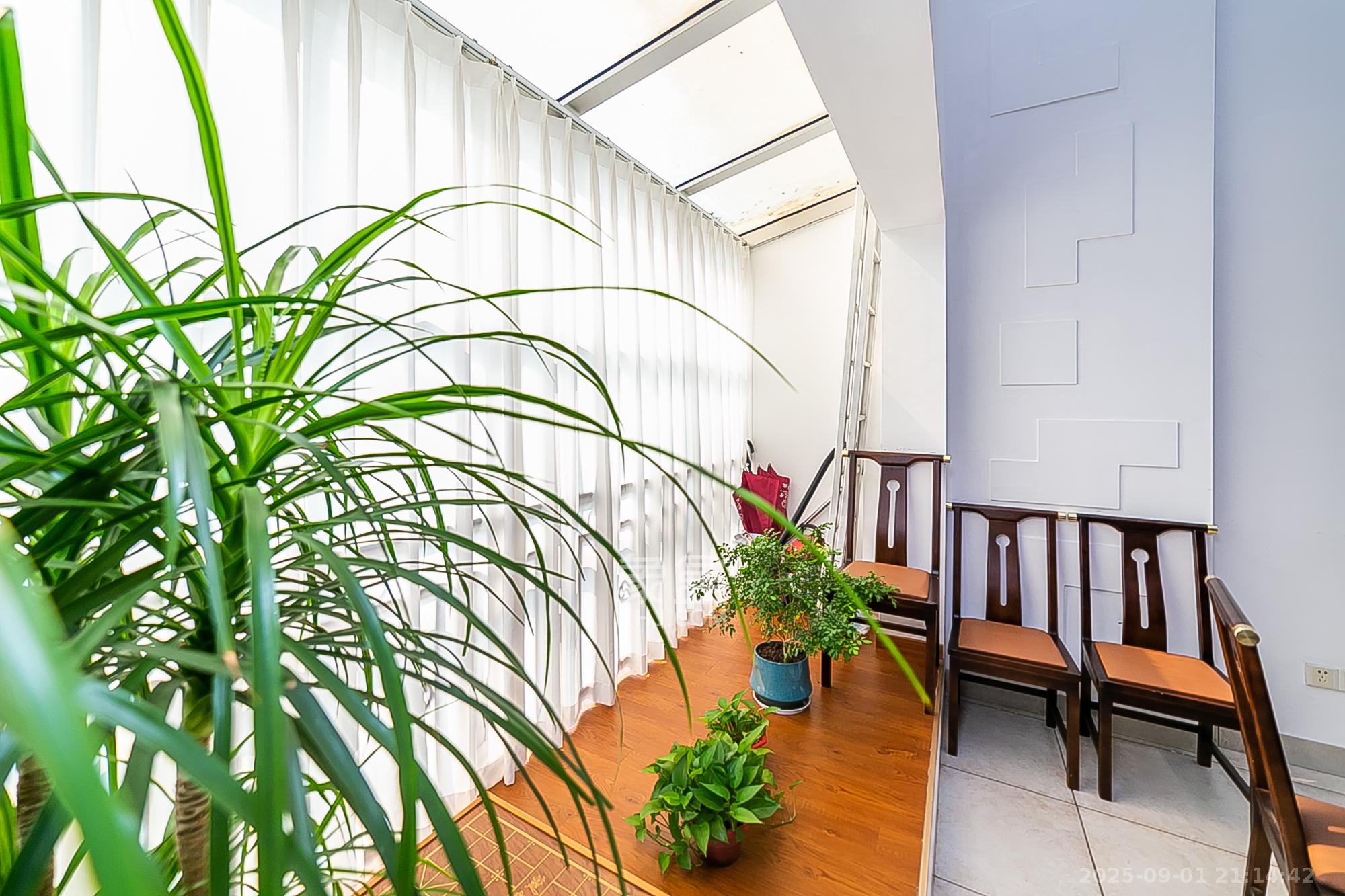 华银园  6室3厅3卫    150.0万阳台