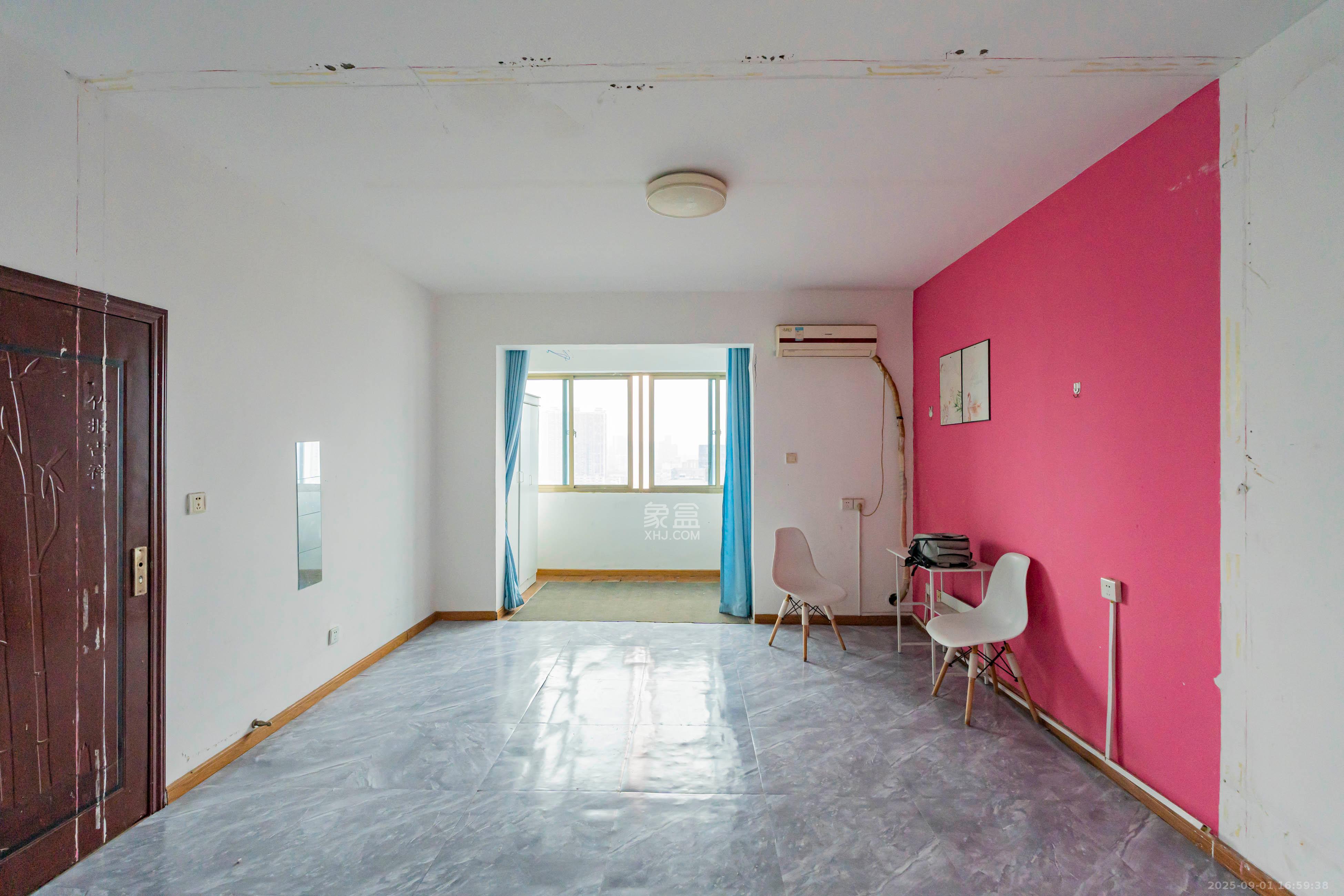 华府壹航线  3室2厅2卫    70.0万 华府壹航线  3室2厅2卫    70.0万客厅