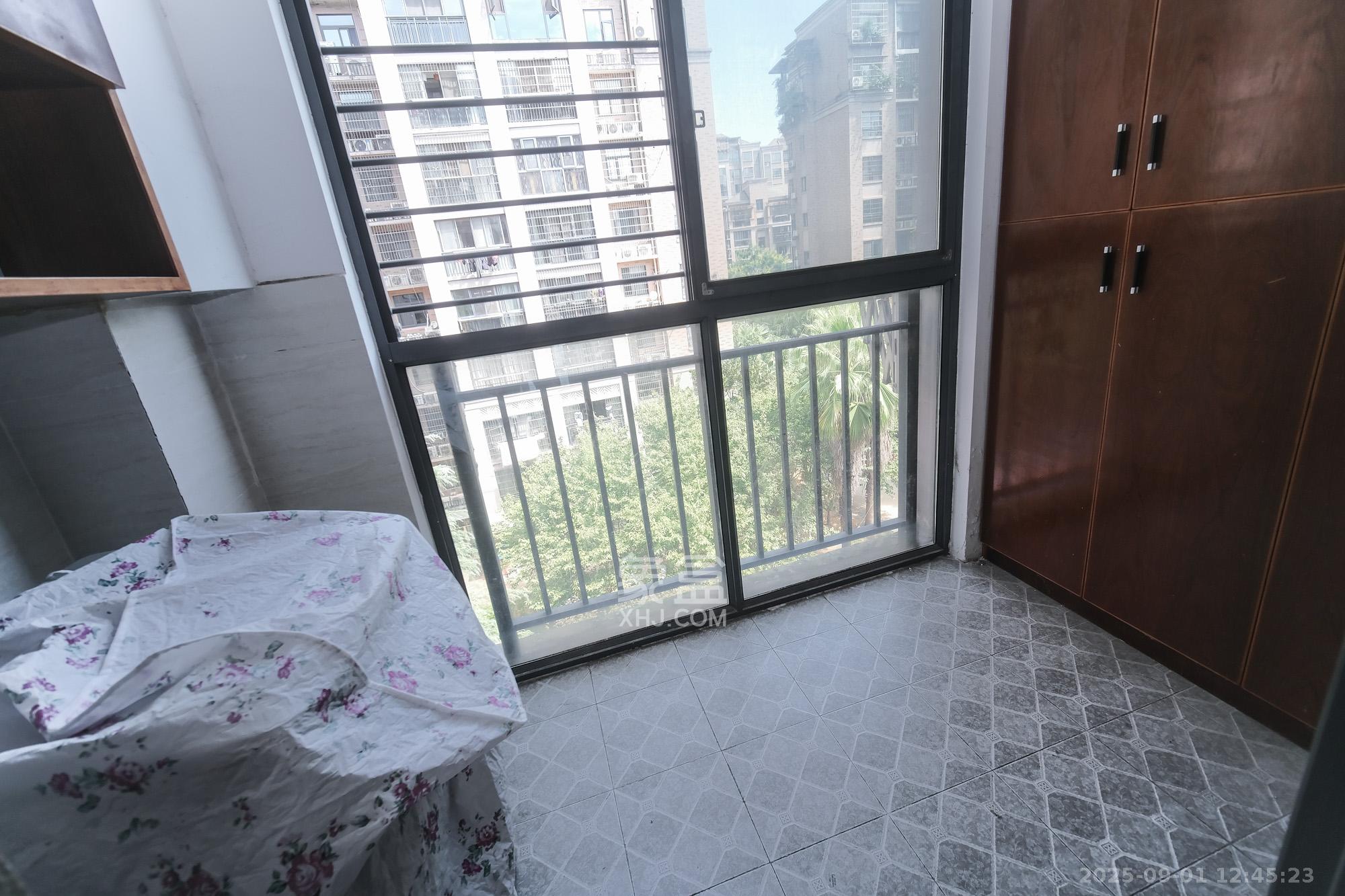 山水湾 4室2厅2卫 90.0万 山水湾 4室2厅2卫 90.0万阳台