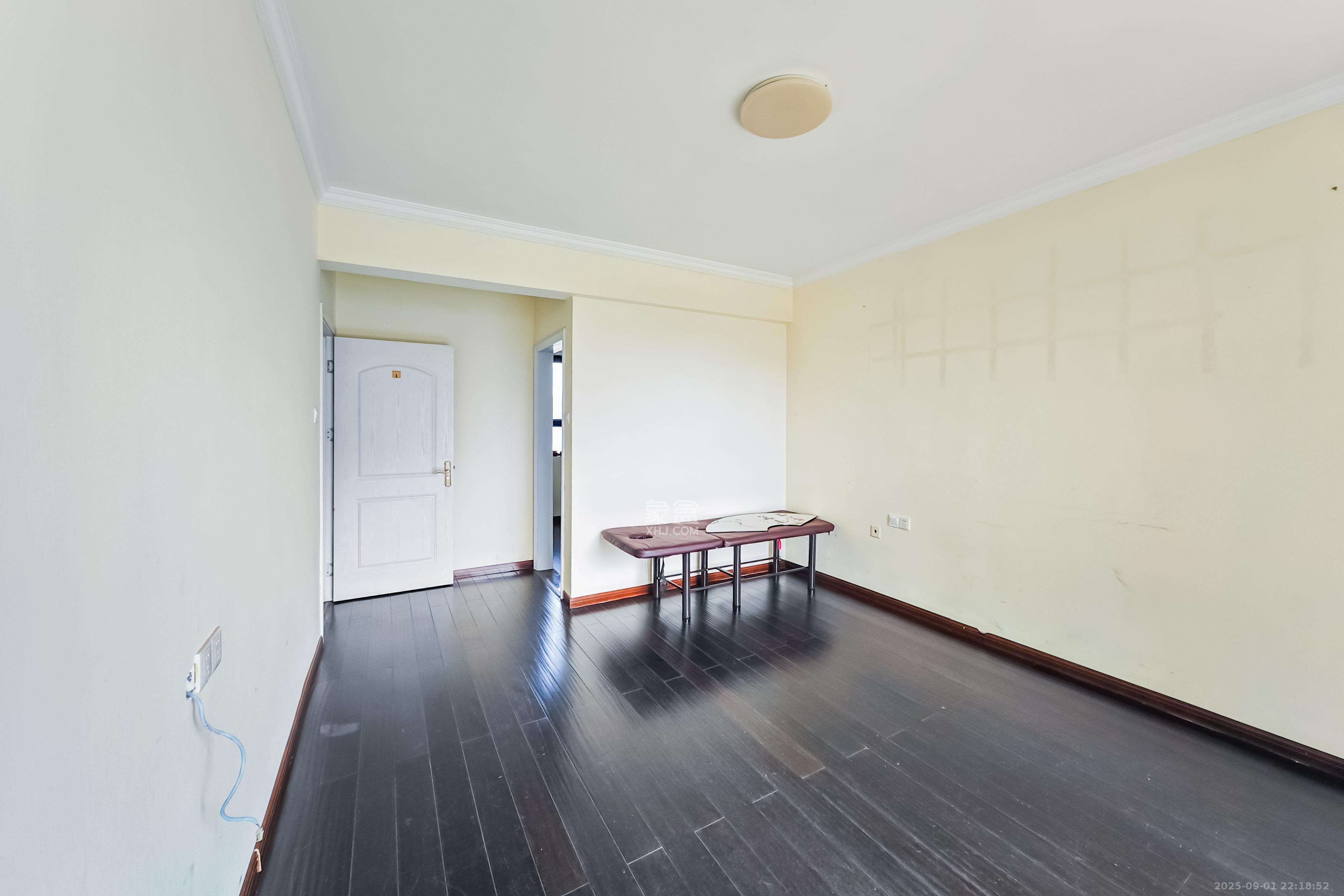 京武浪琴山一、二期  3室2厅2卫    246.0万卧室