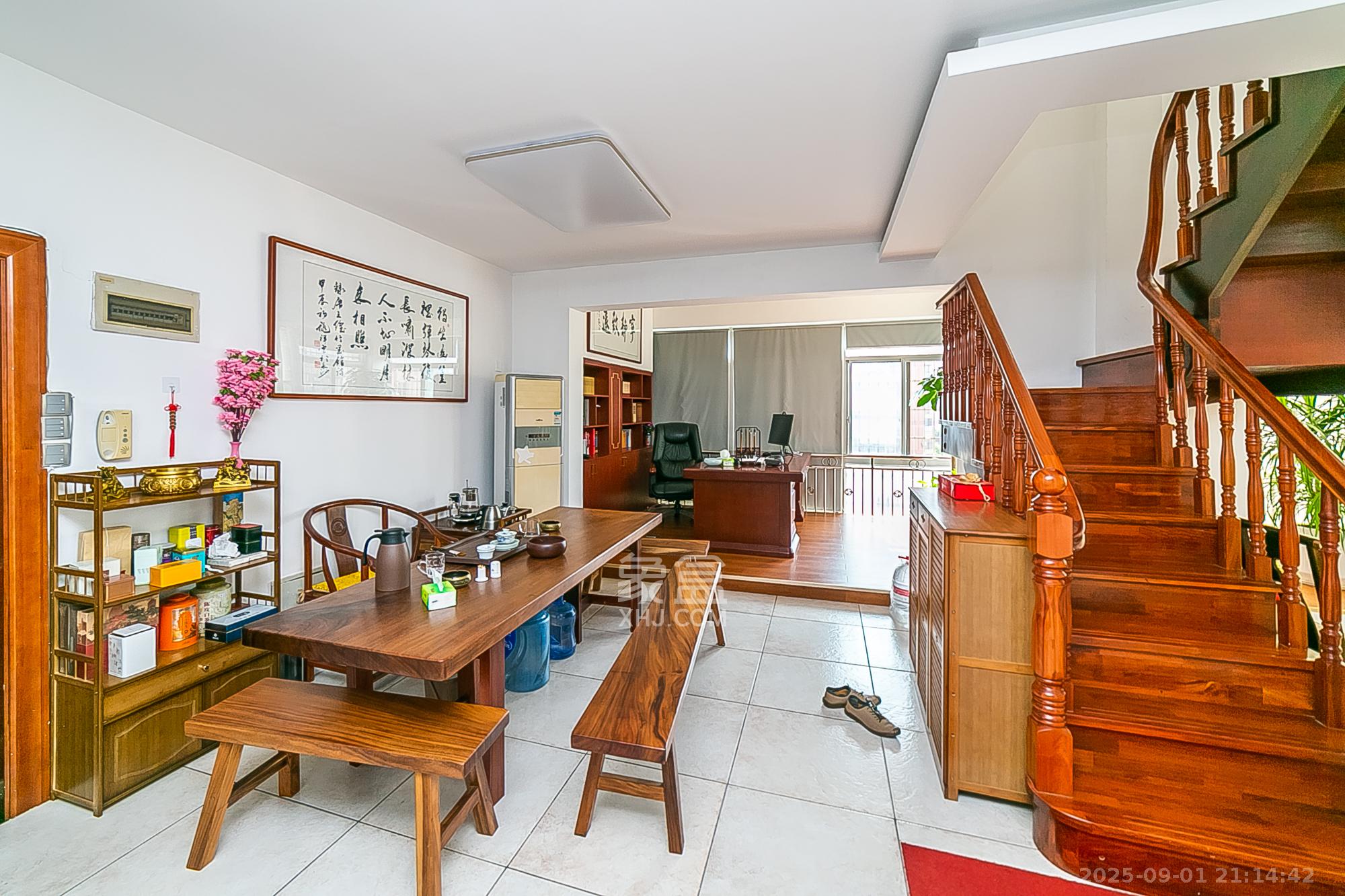 华银园  6室3厅3卫    150.0万客厅