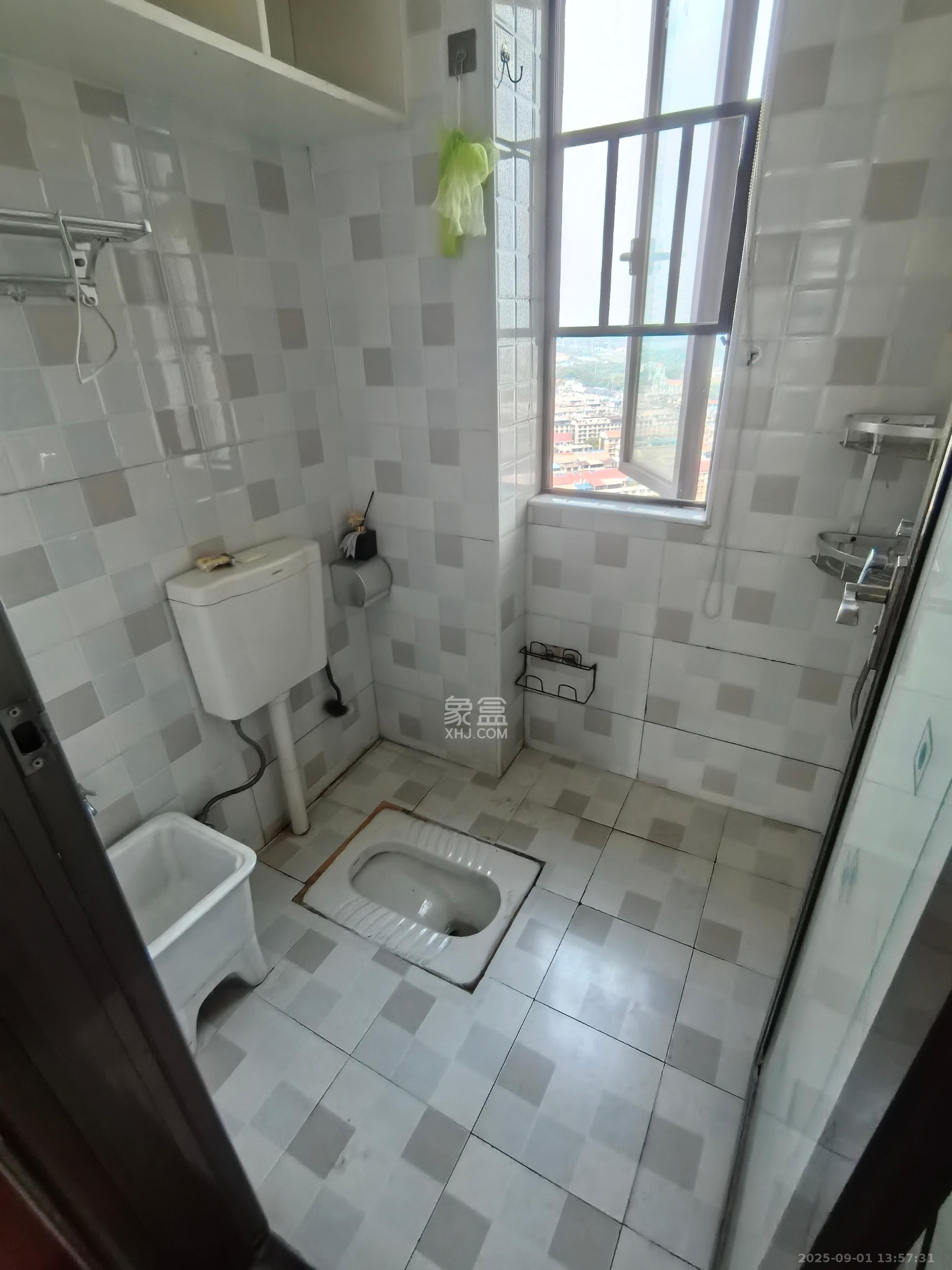 华润置地广场一期  3室2厅2卫    2200.0元/月 华润置地广场一期  3室2厅2卫    2200.0元/月室内图