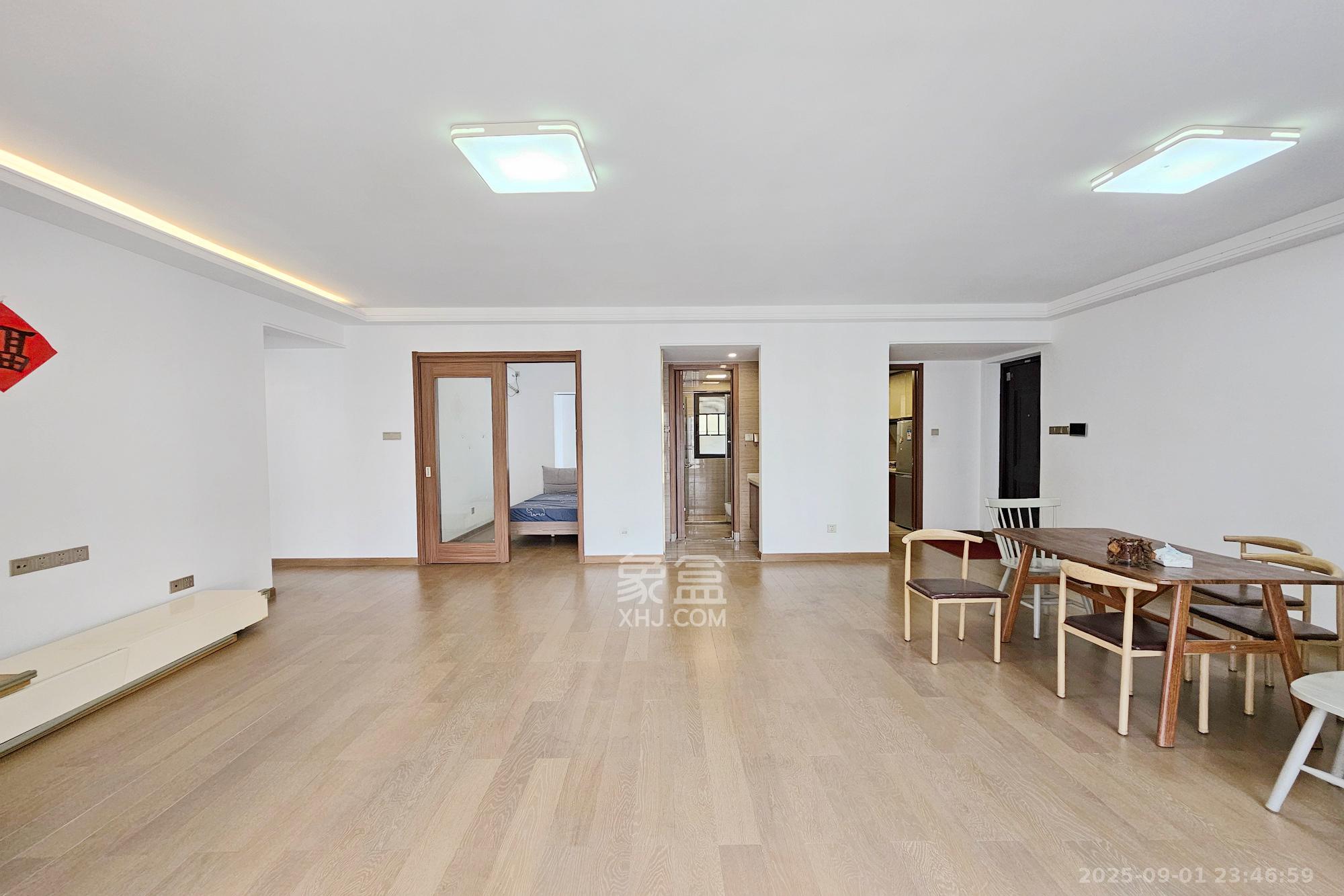 阳光城尚东湾蓝莓苑  4室2厅2卫    130.0万 阳光城尚东湾蓝莓苑  4室2厅2卫    130.0万客厅