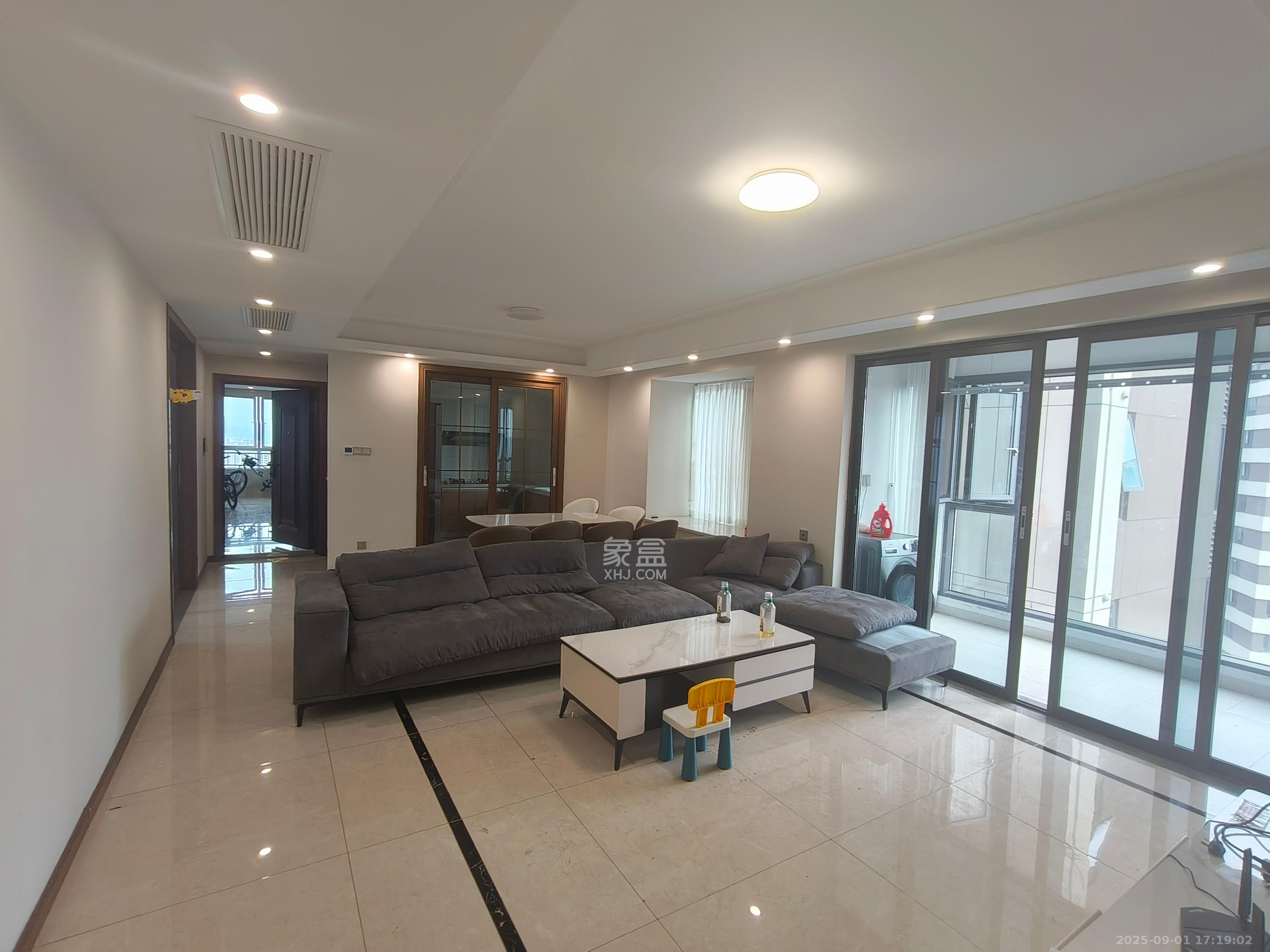 中欣楚天御府E区  4室2厅2卫    4100.0元/月 中欣楚天御府E区  4室2厅2卫    4100.0元/月室内图