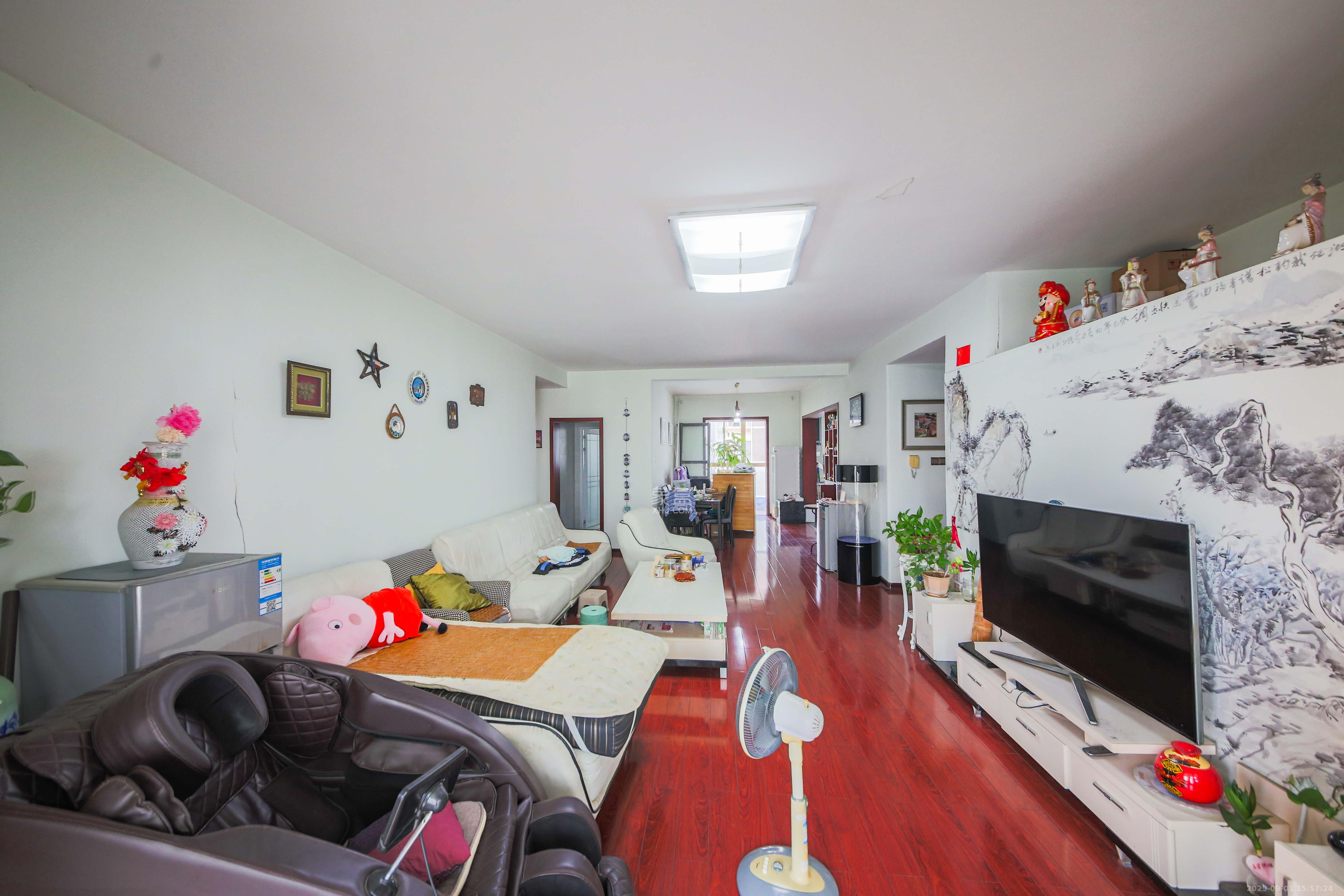 银杏嘉园 5室2厅2卫 233.8万 银杏嘉园 5室2厅2卫 233.8万客厅