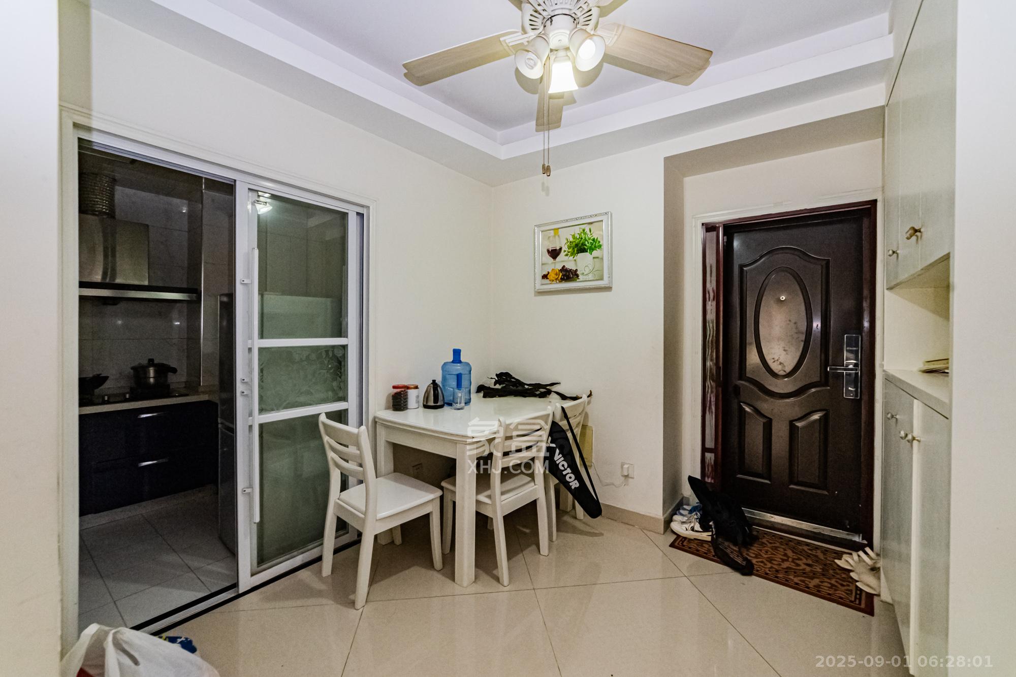 万国城(当代满庭春MOMA)三期 2室2厅1卫 69.0万 万国城(当代满庭春MOMA)三期 2室2厅1卫 69.0万客厅