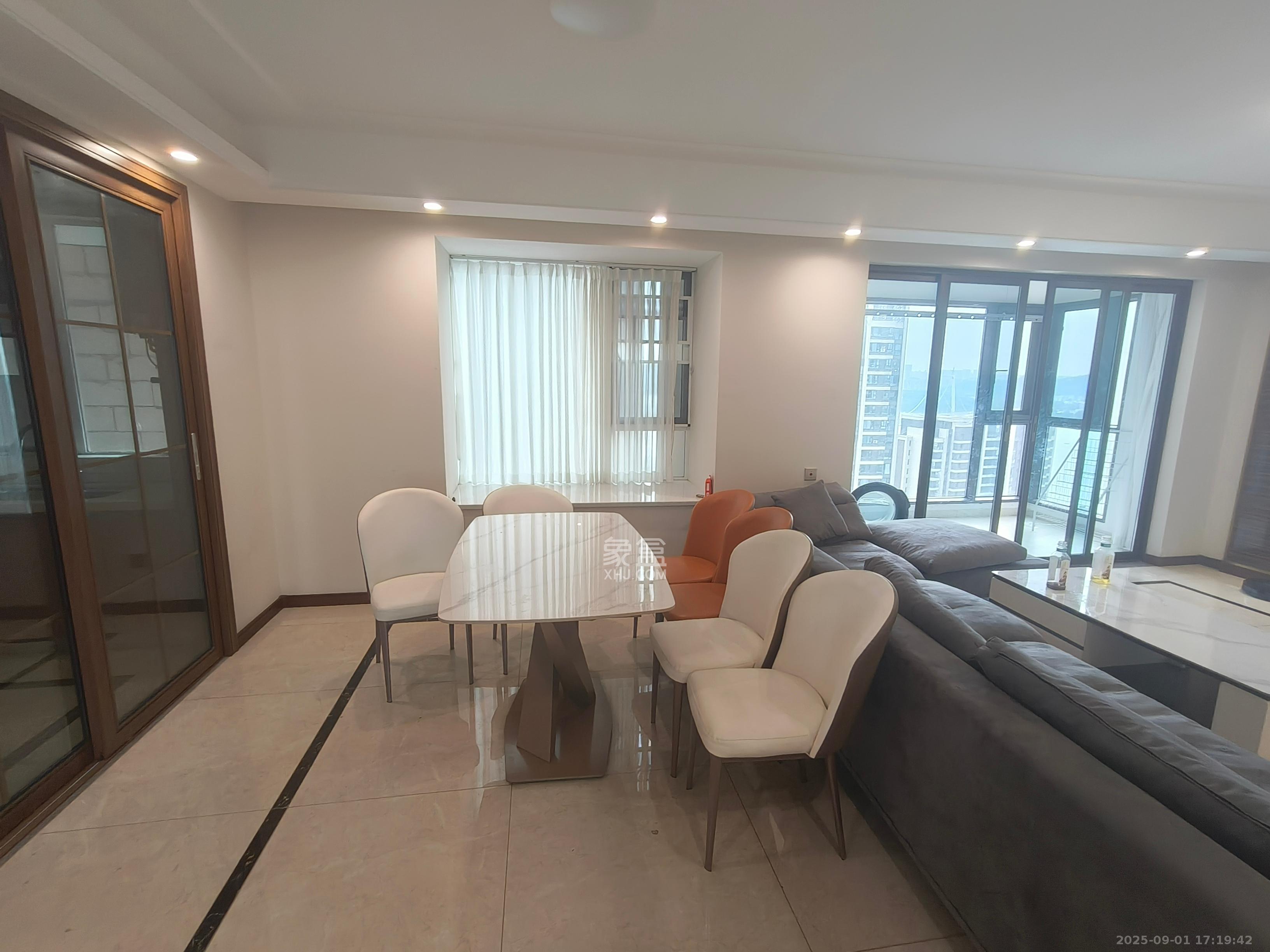 中欣楚天御府E区  4室2厅2卫    4100.0元/月 中欣楚天御府E区  4室2厅2卫    4100.0元/月室内图