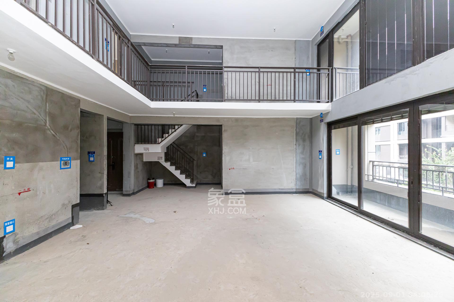 时代建发和著 5室2厅3卫 350.0万 时代建发和著 5室2厅3卫 350.0万客厅