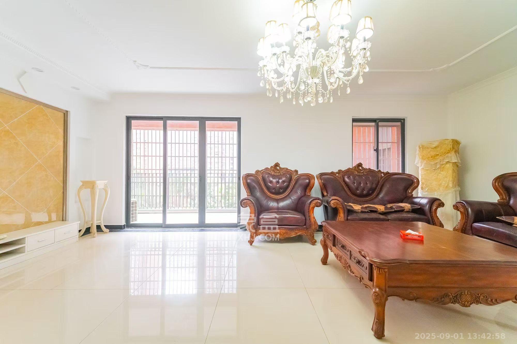 华润凤凰城二期  5室2厅2卫    3200.0元/月 华润凤凰城二期  5室2厅2卫    3200.0元/月室内图